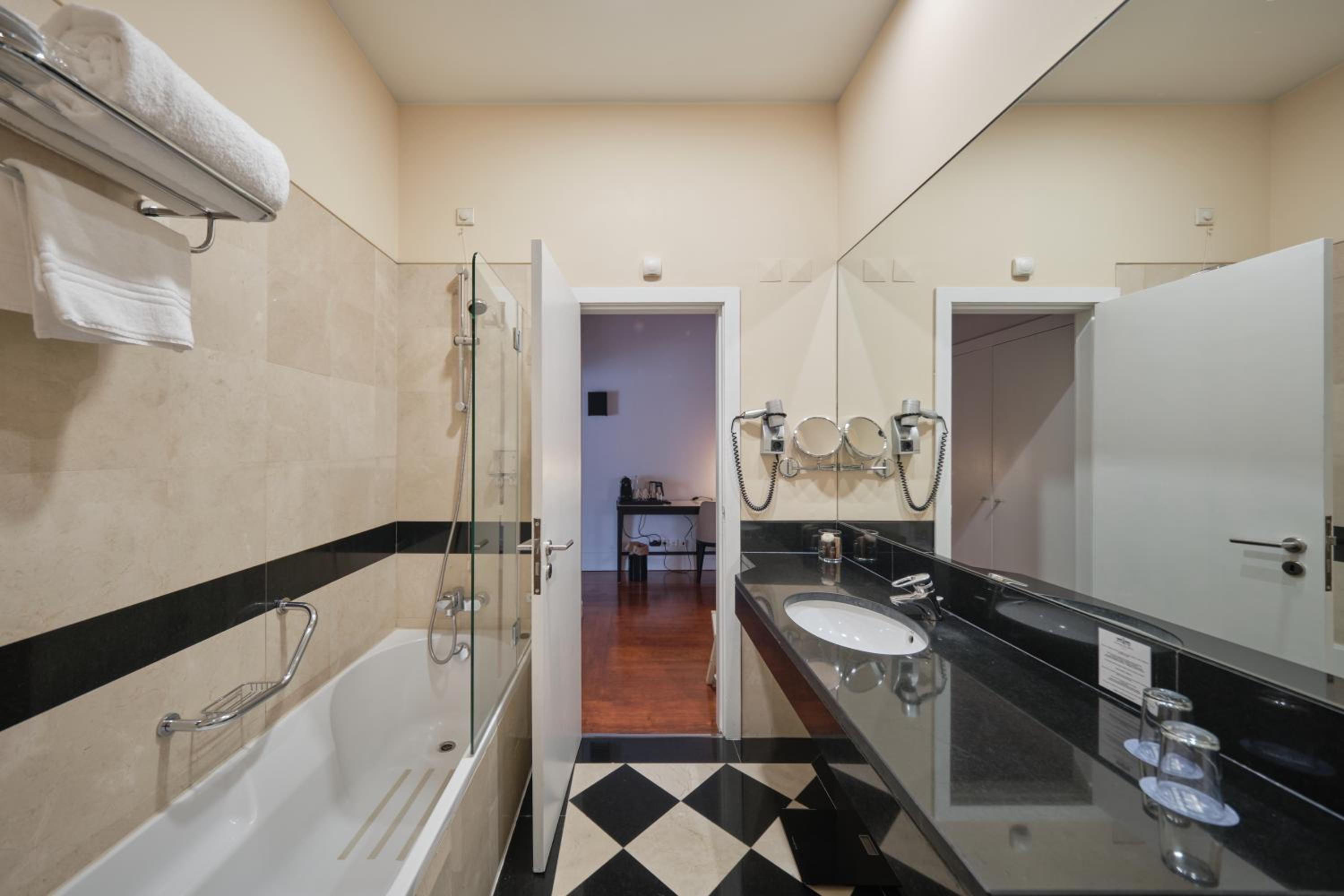 Superior Suite - Photo 2