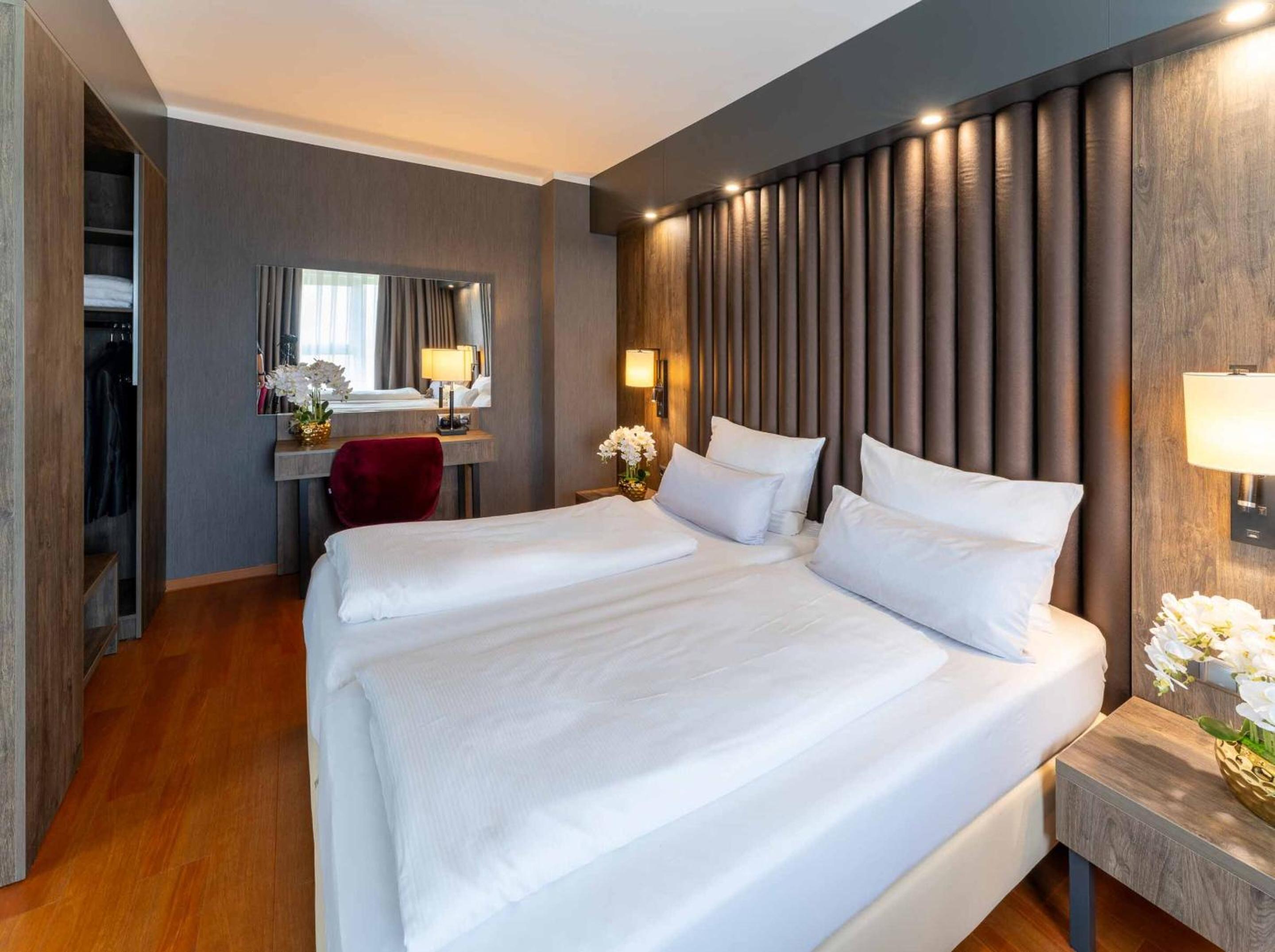 Suite - Photo 1