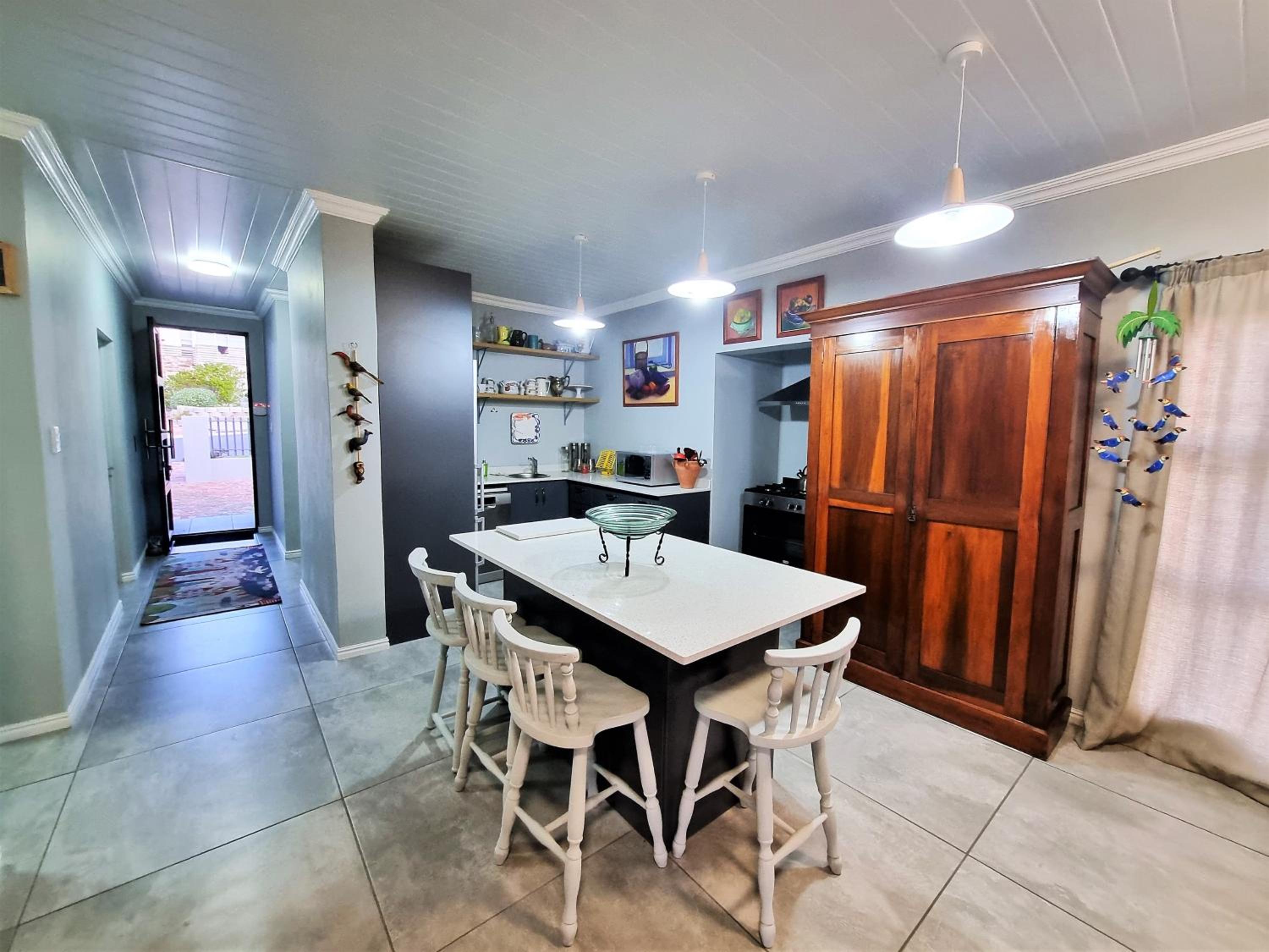 Three-Bedroom House photo 2
