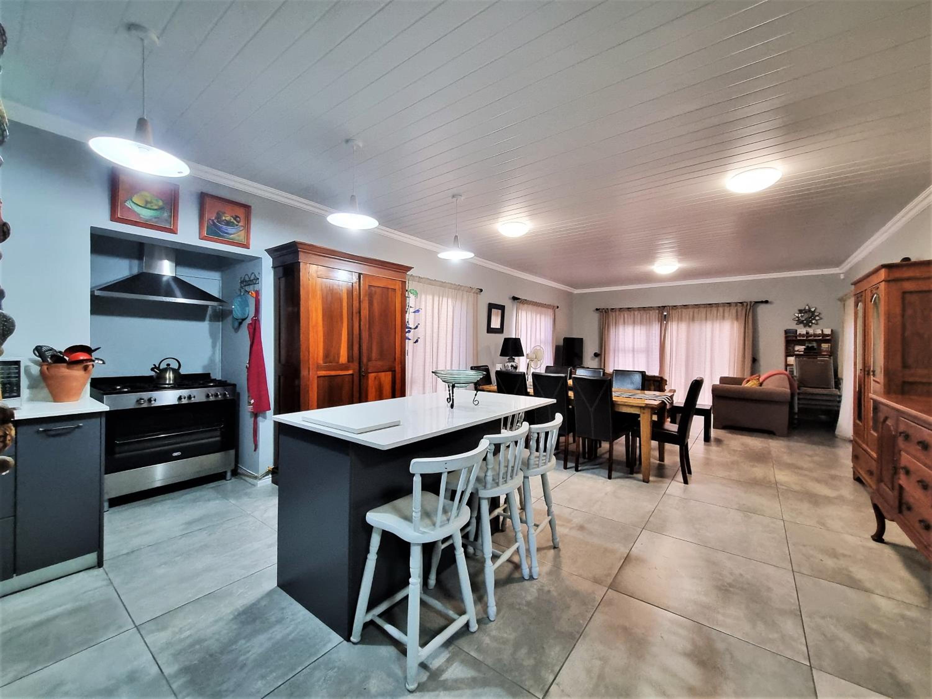 Three-Bedroom House photo 3