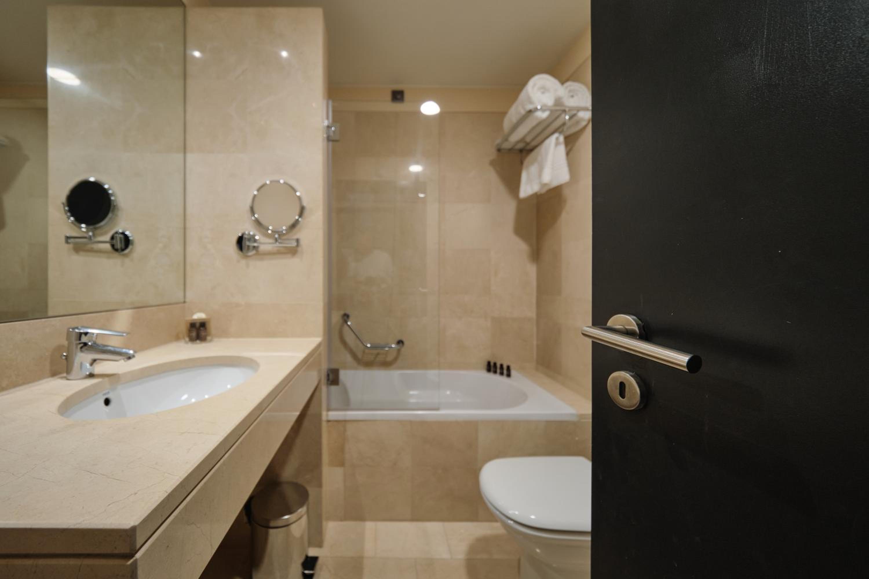 Suite - Photo 11