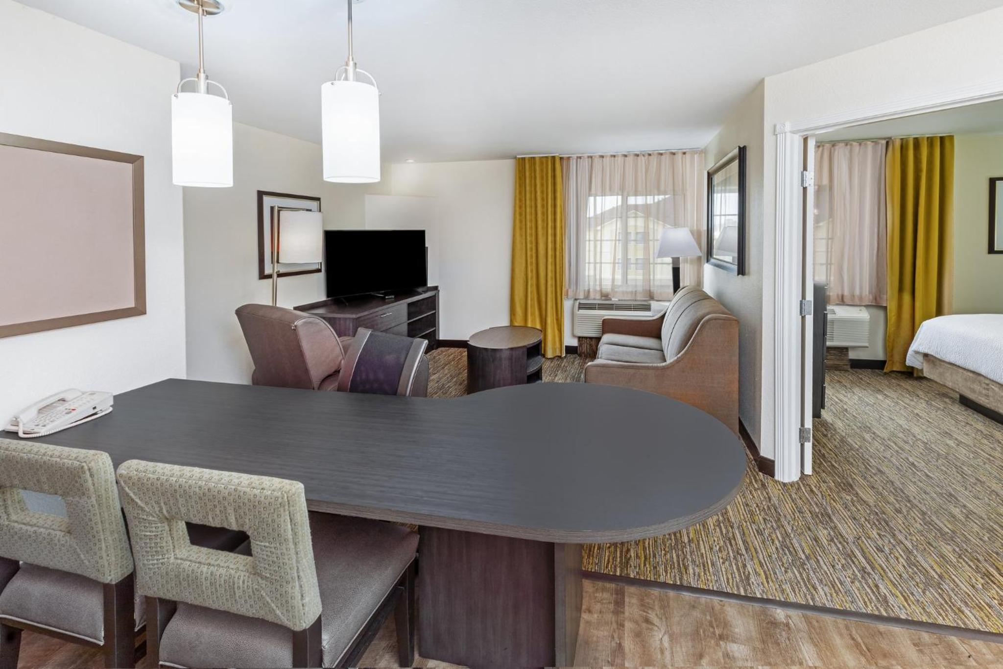 Queen Suite - Non-Smoking - Photo 1