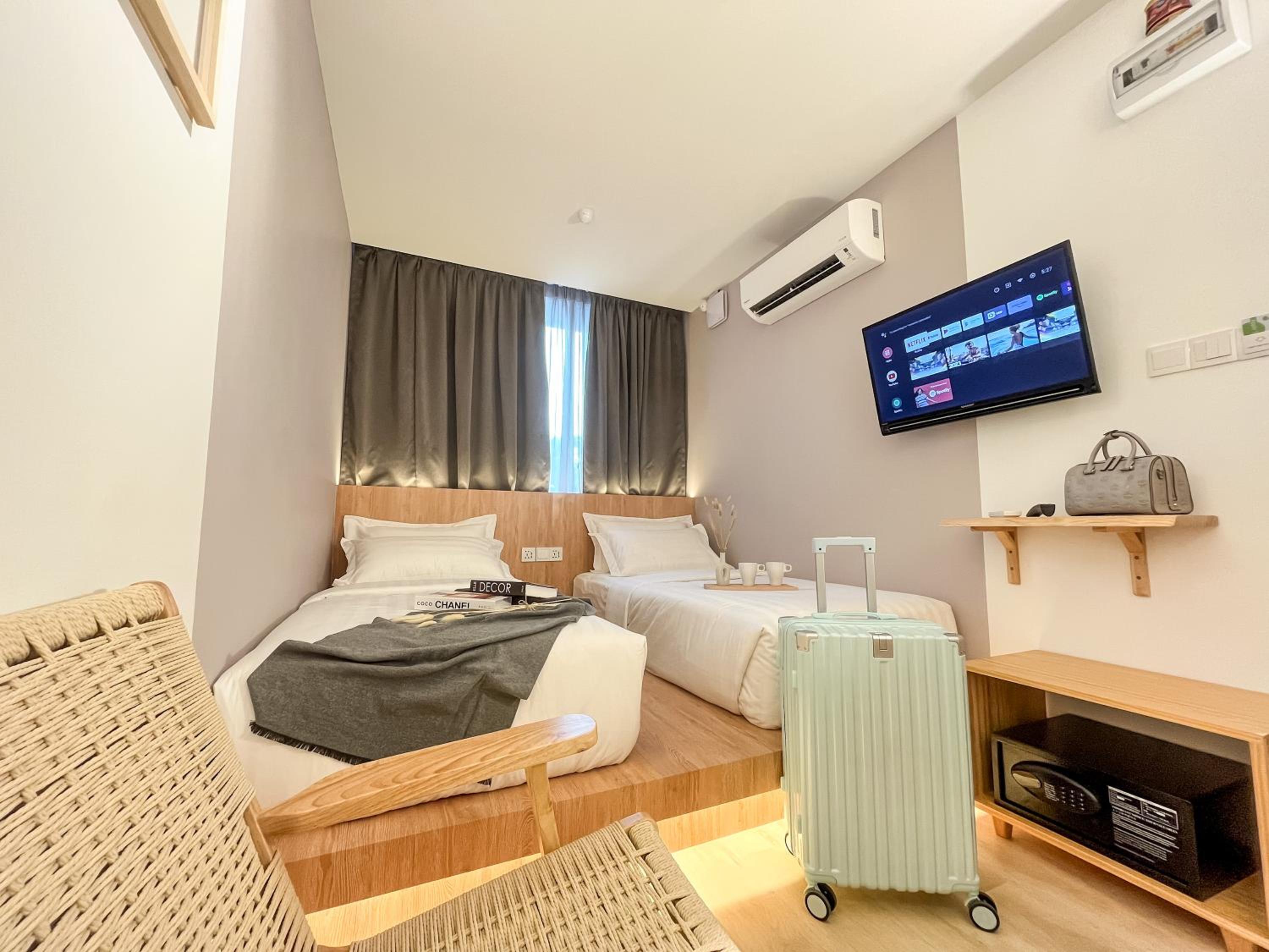 Deluxe Twin Room with Shared Bathroom