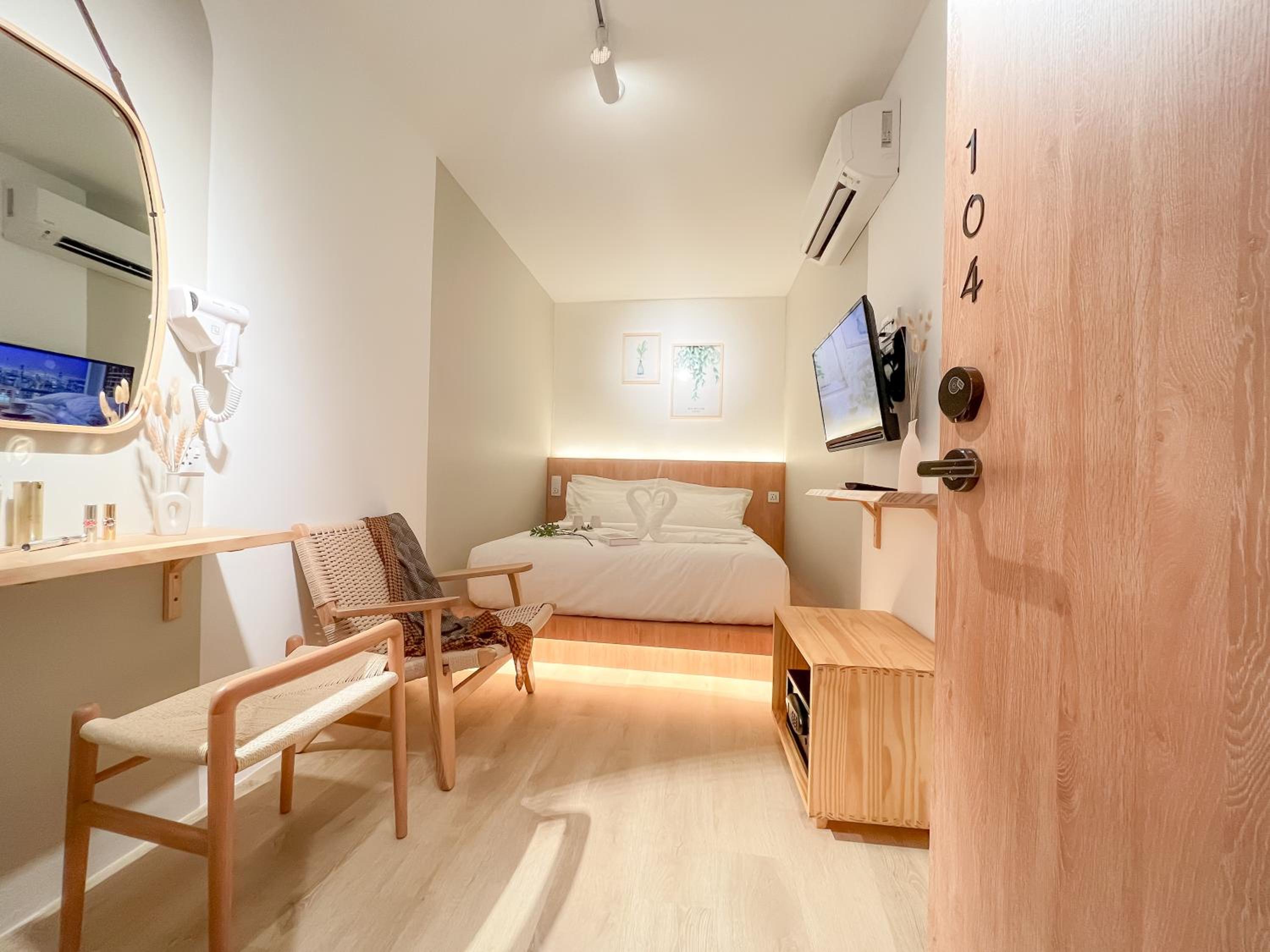 Superior Room with Shared Bathroom
