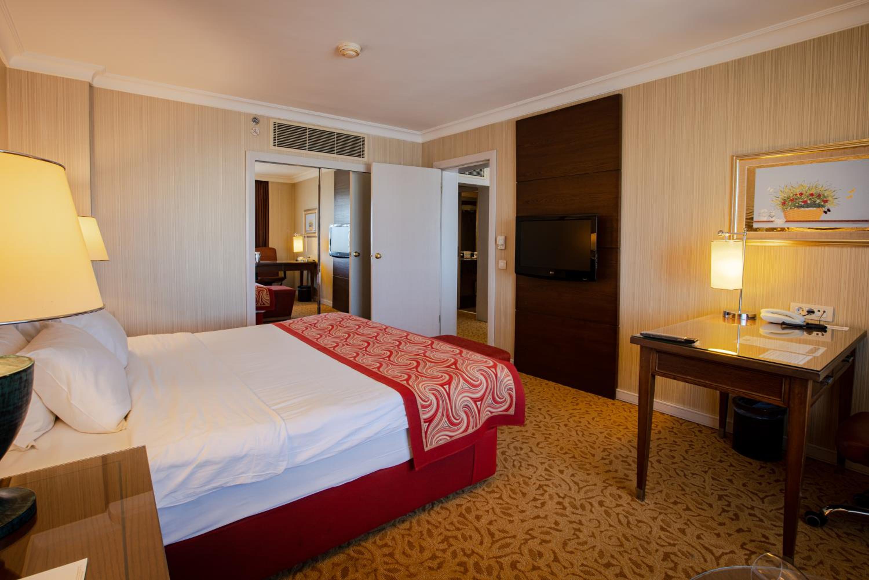 Suite - Photo 1