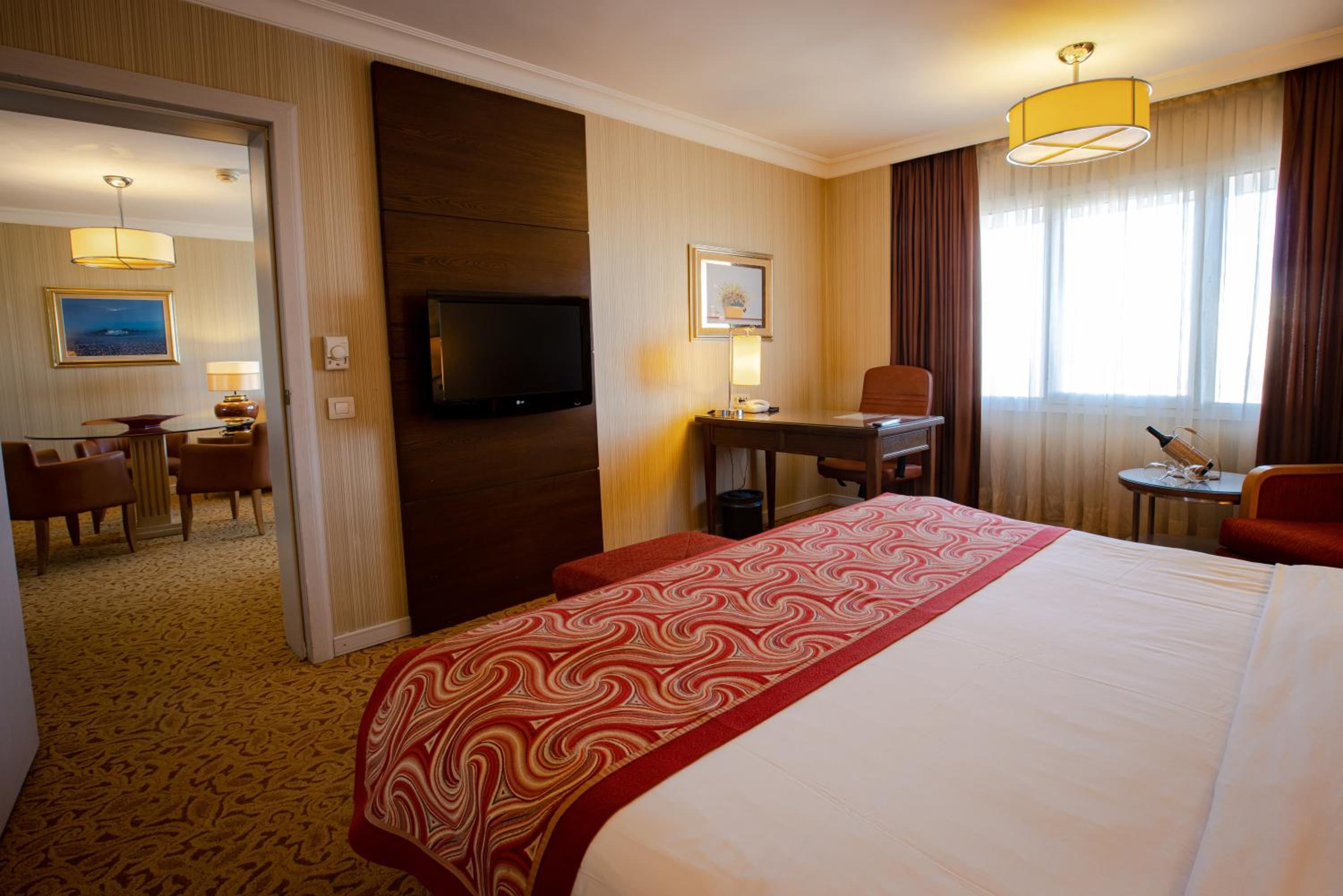 Suite - Photo 11