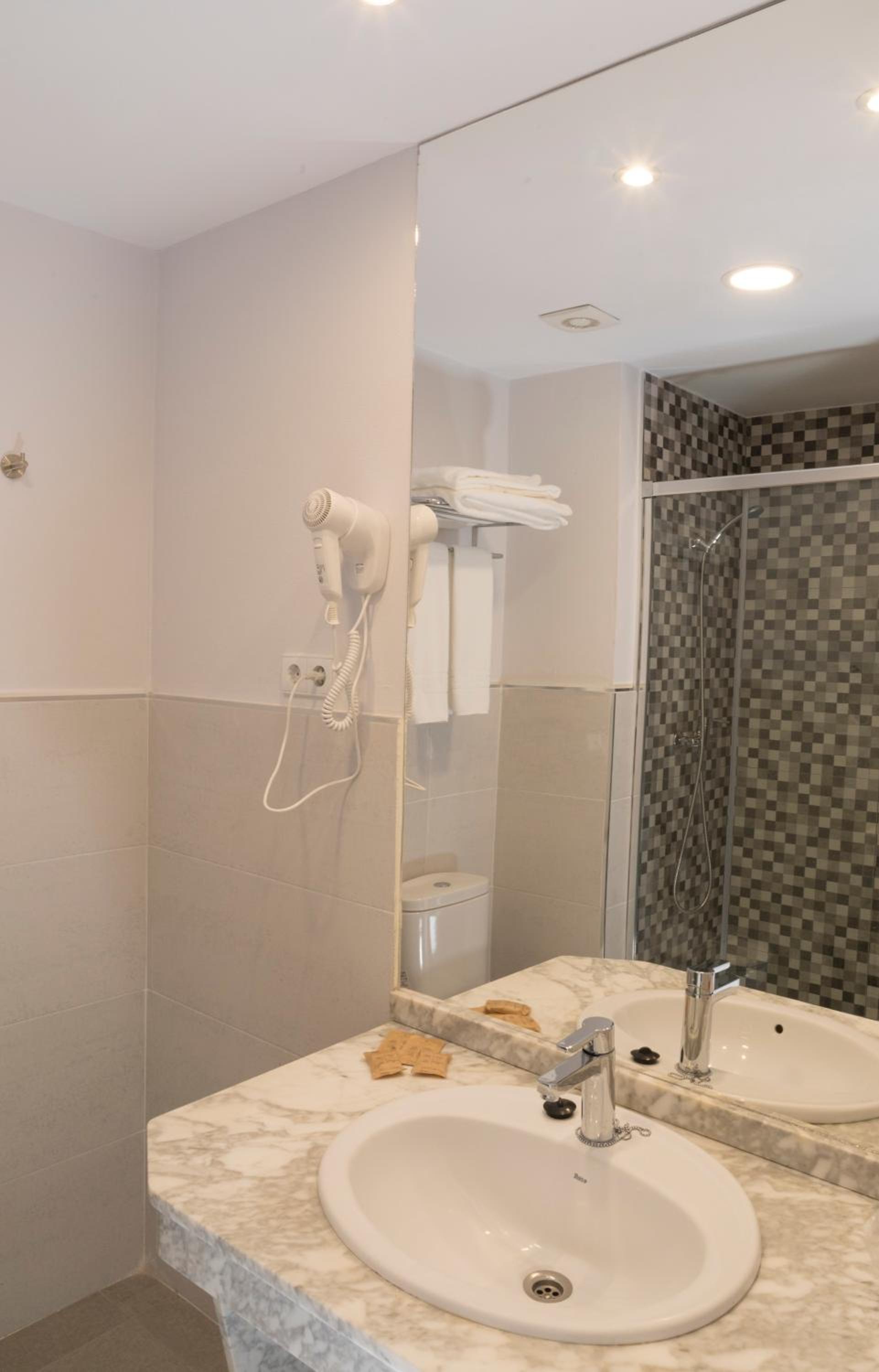 Double or Twin Room - Photo 14