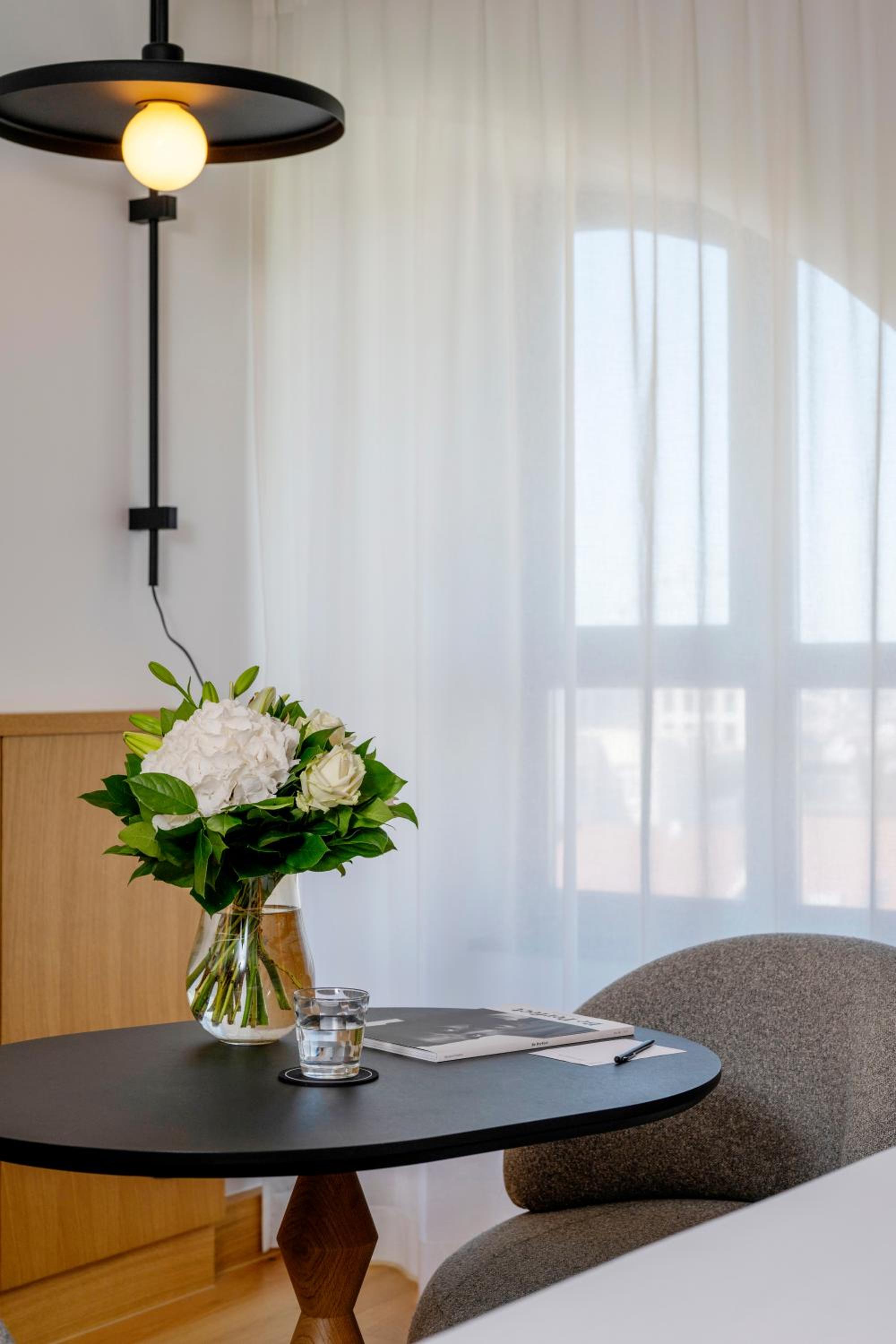 Superior King Room with City View - Photo 8