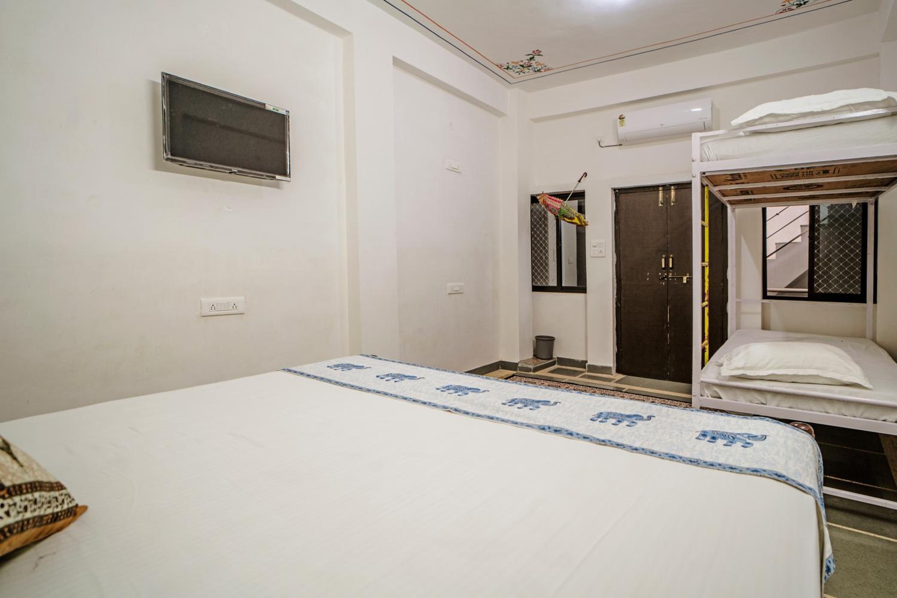 Family Room - Photo 5