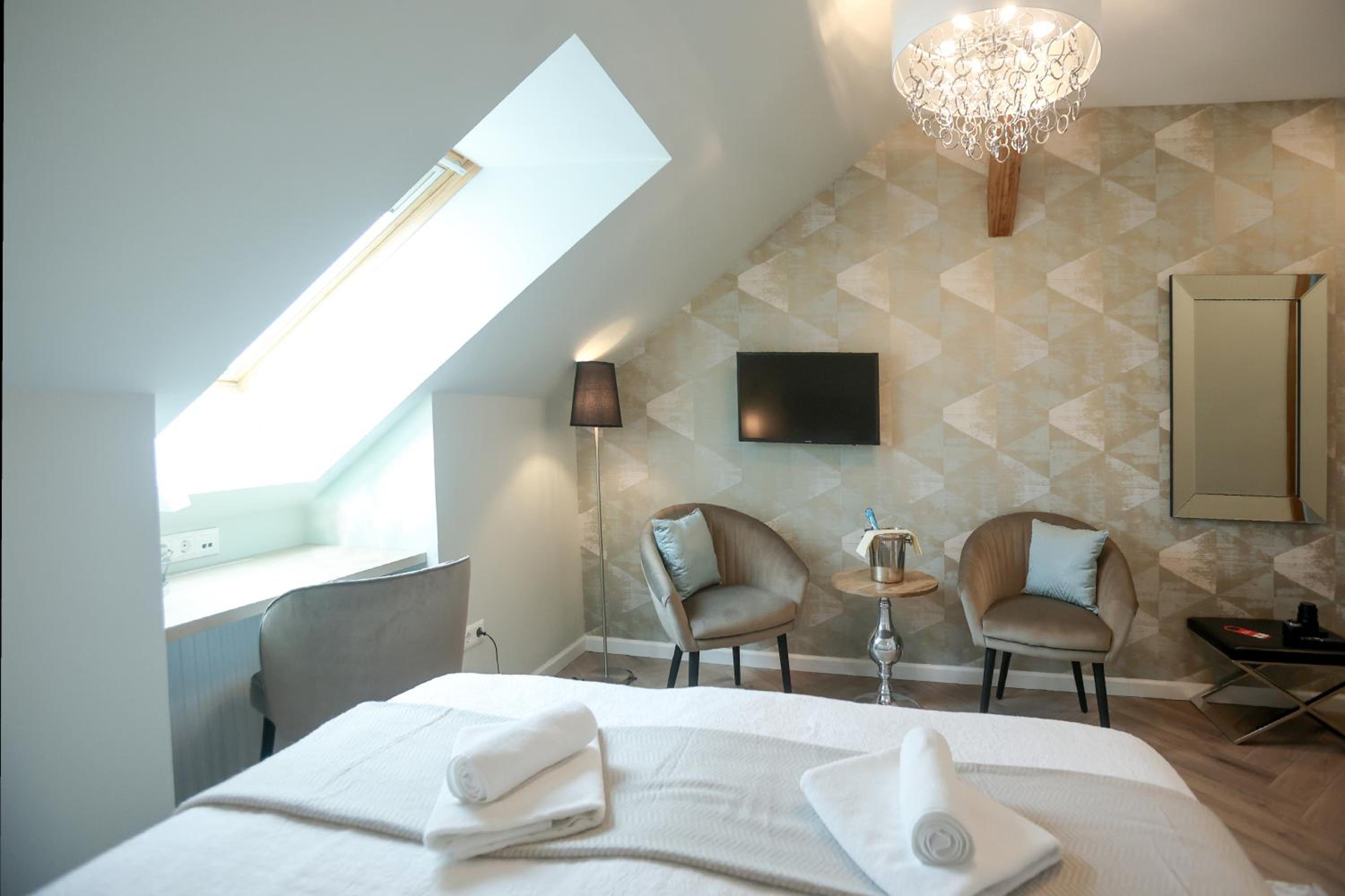 Deluxe Room - Photo 2