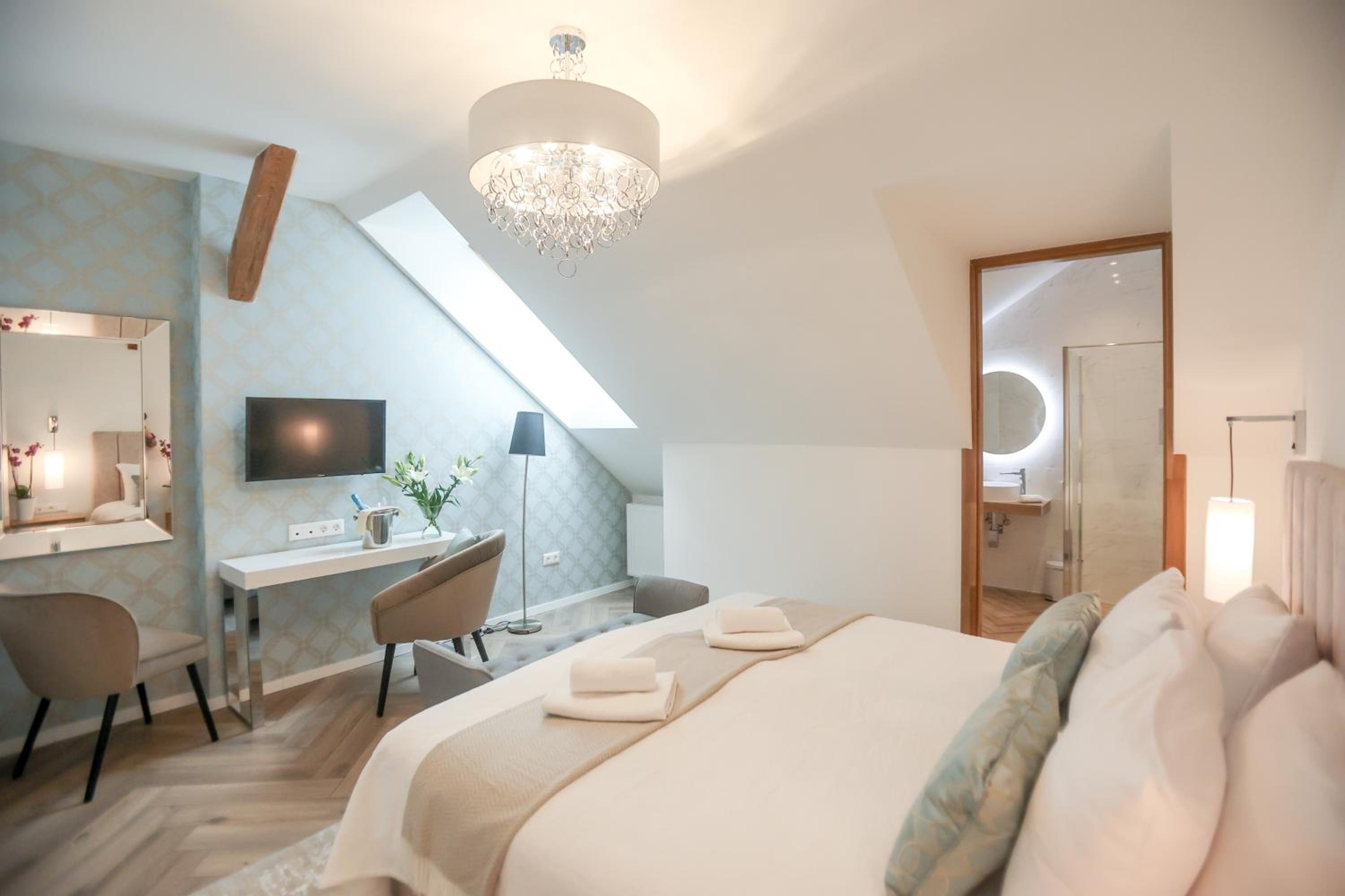 Deluxe Room - Photo 4