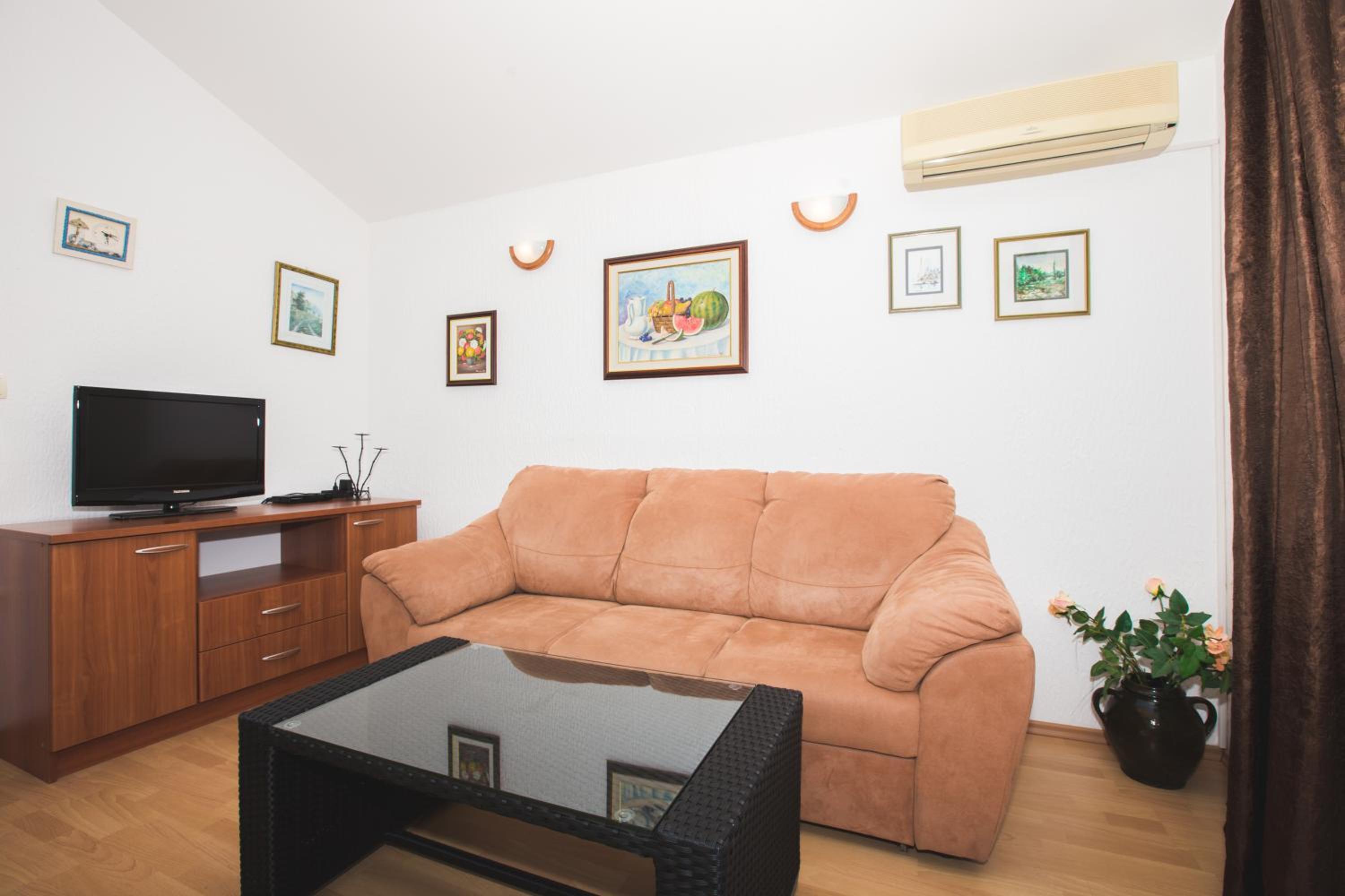 One-Bedroom Apartment photo 1