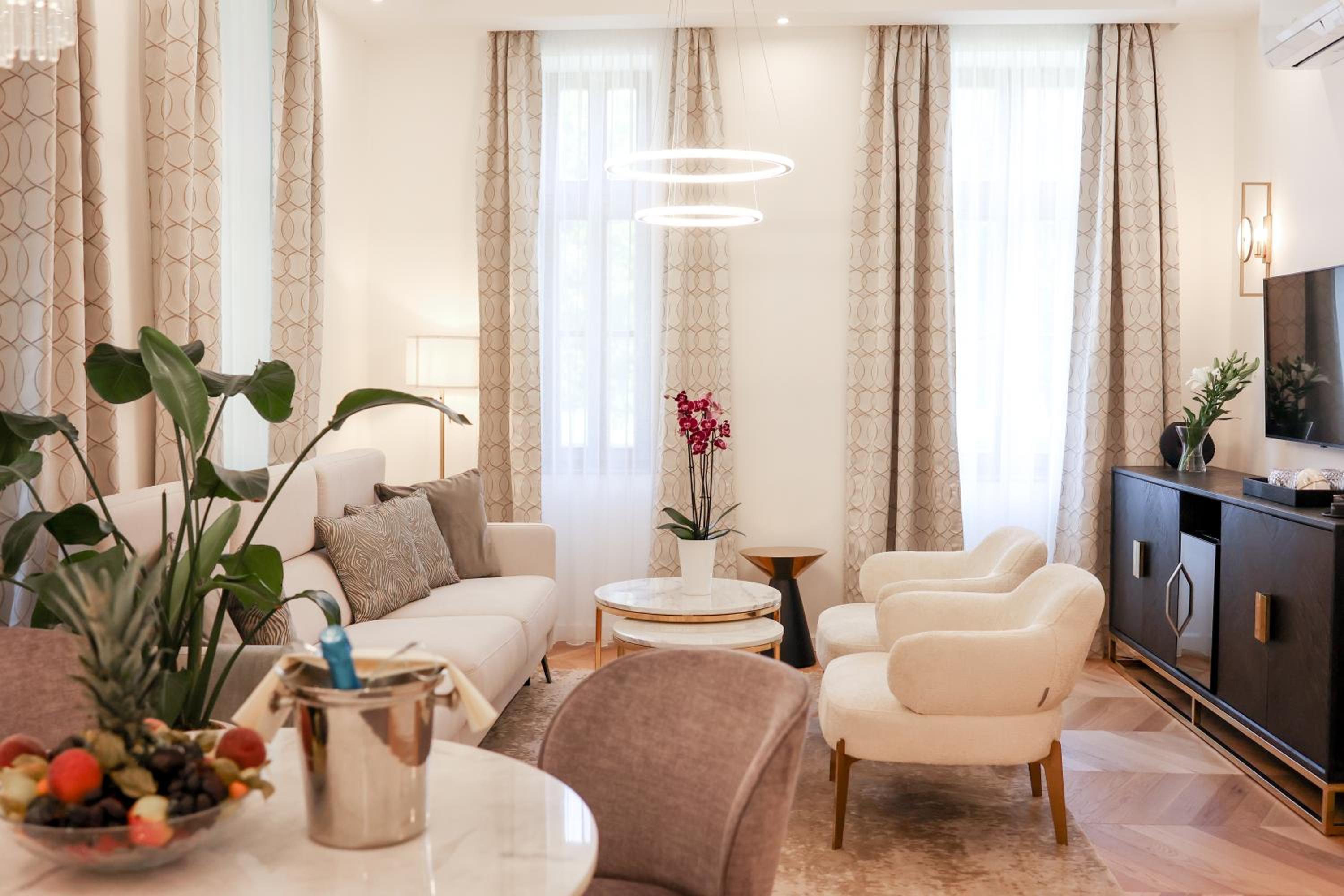 Deluxe Suite - Photo 2