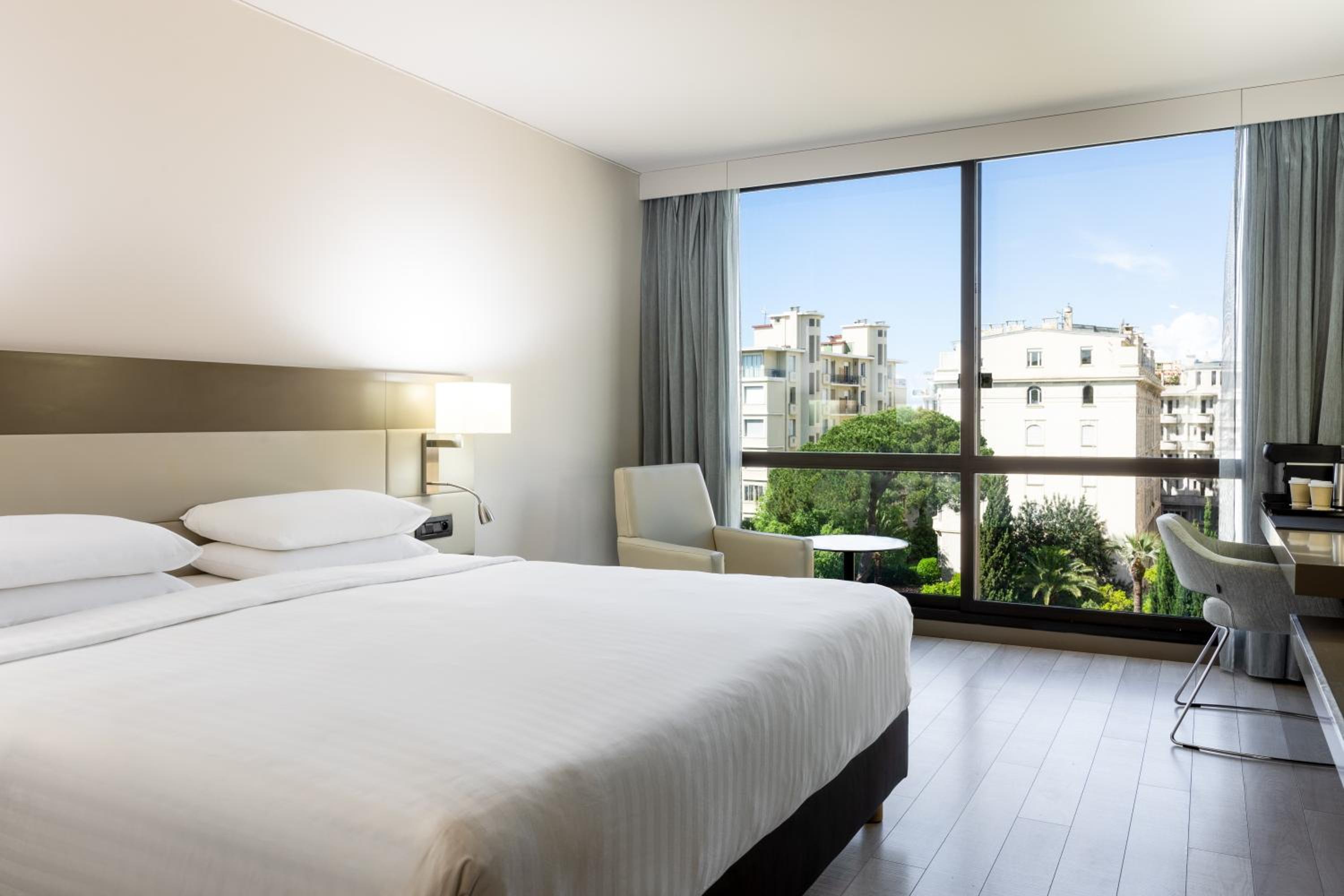 Deluxe King Room with Partial Sea View