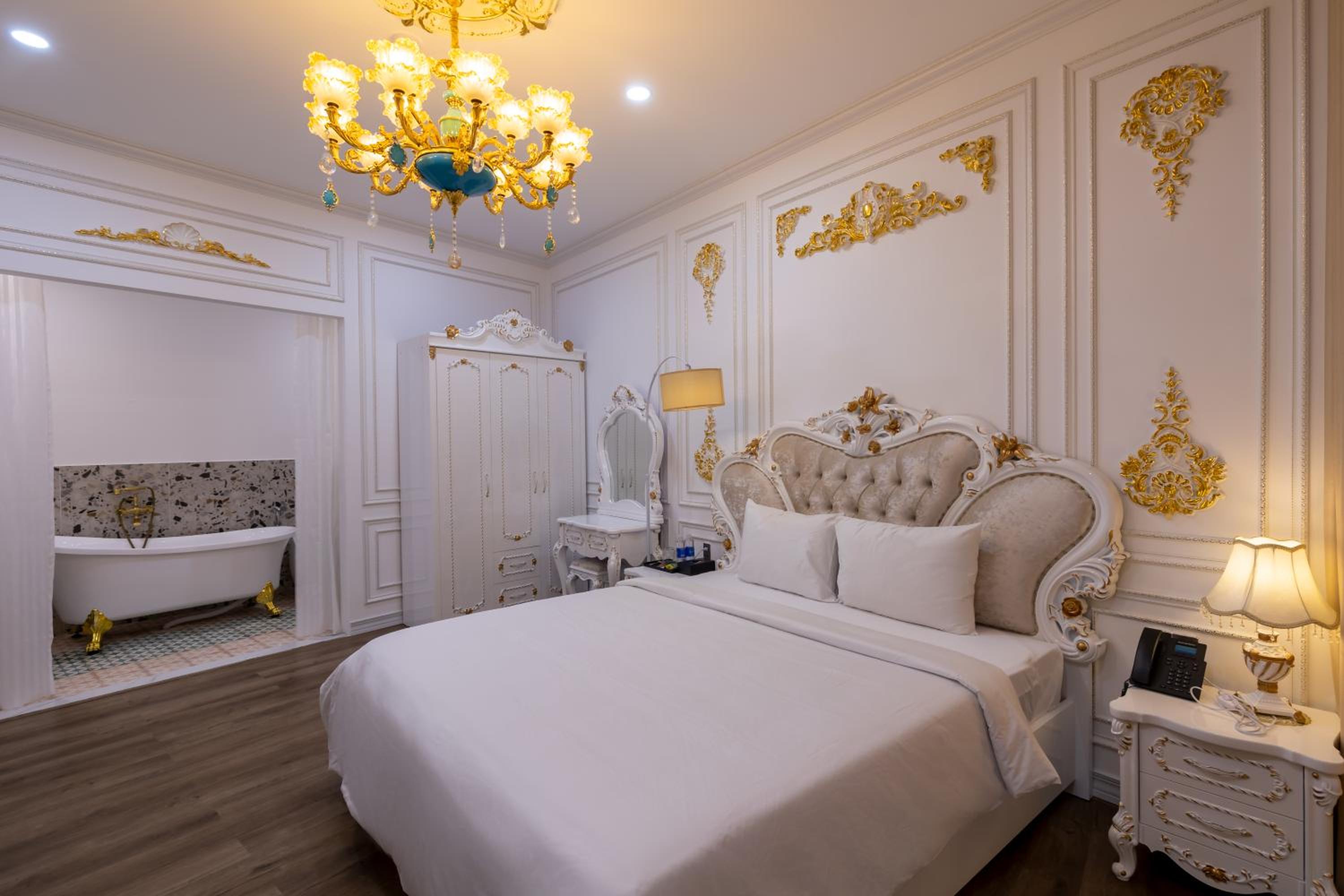 Deluxe Double Room with Balcony - Photo 7