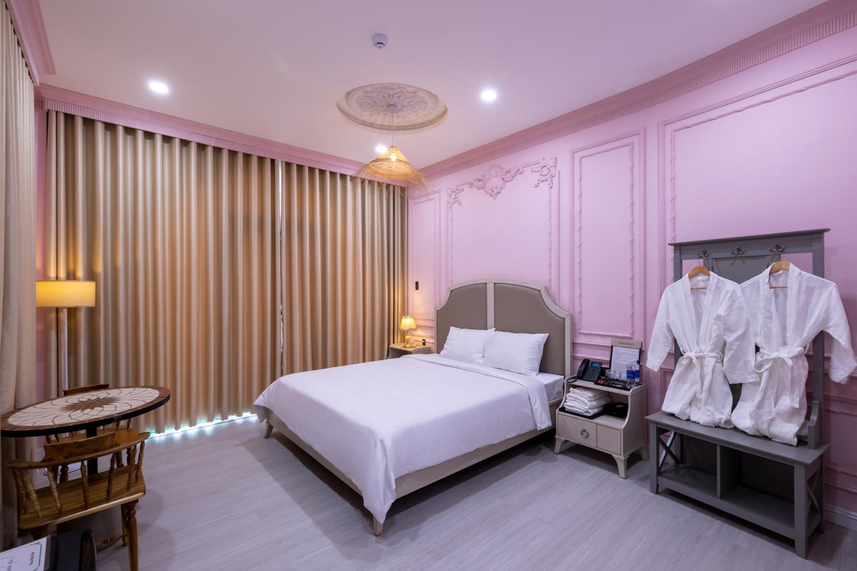 Deluxe Double Room with Balcony - Photo 9