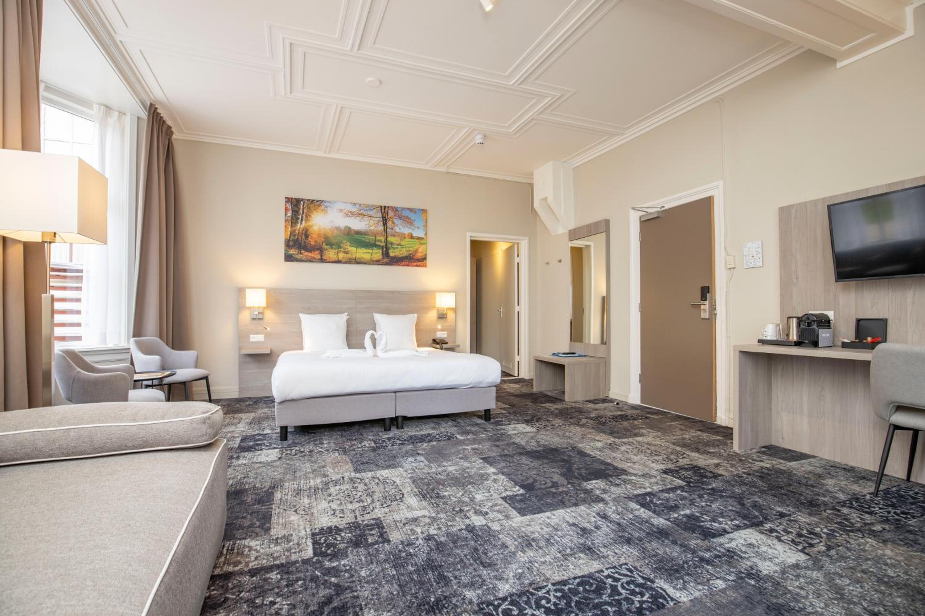Suite - Photo 2