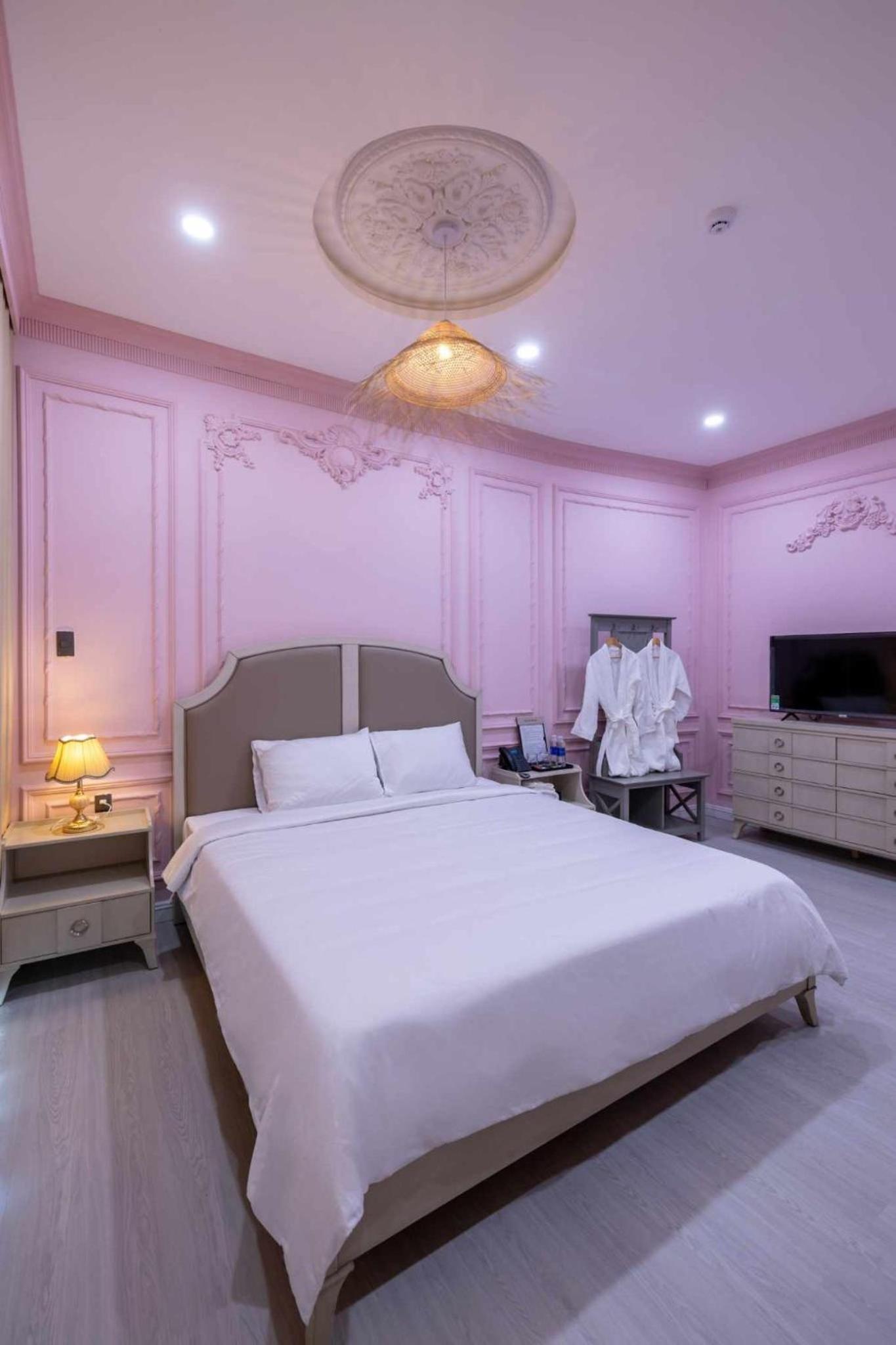 Deluxe Double Room with Balcony - Photo 1