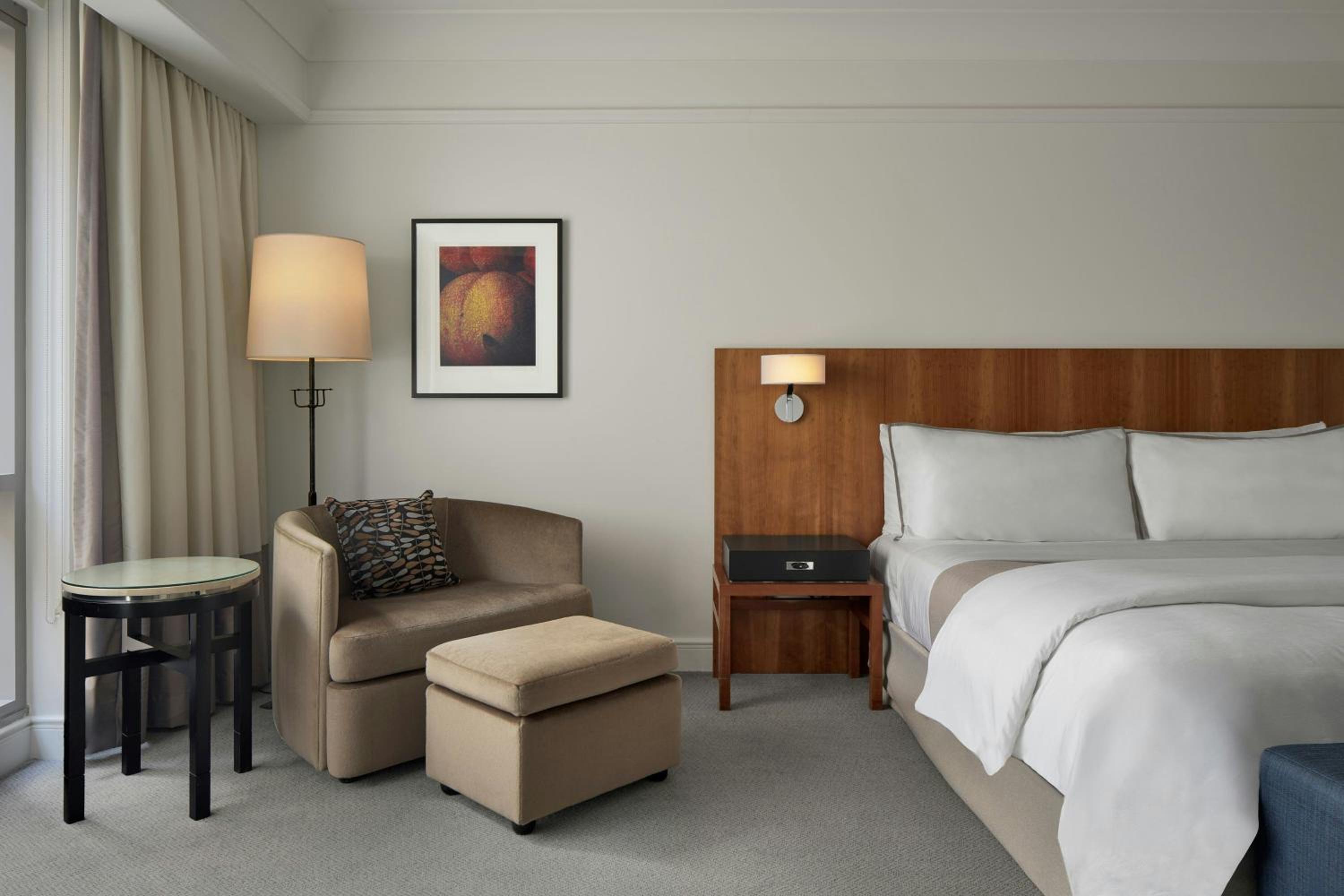 King Room with City View thumbnail 5