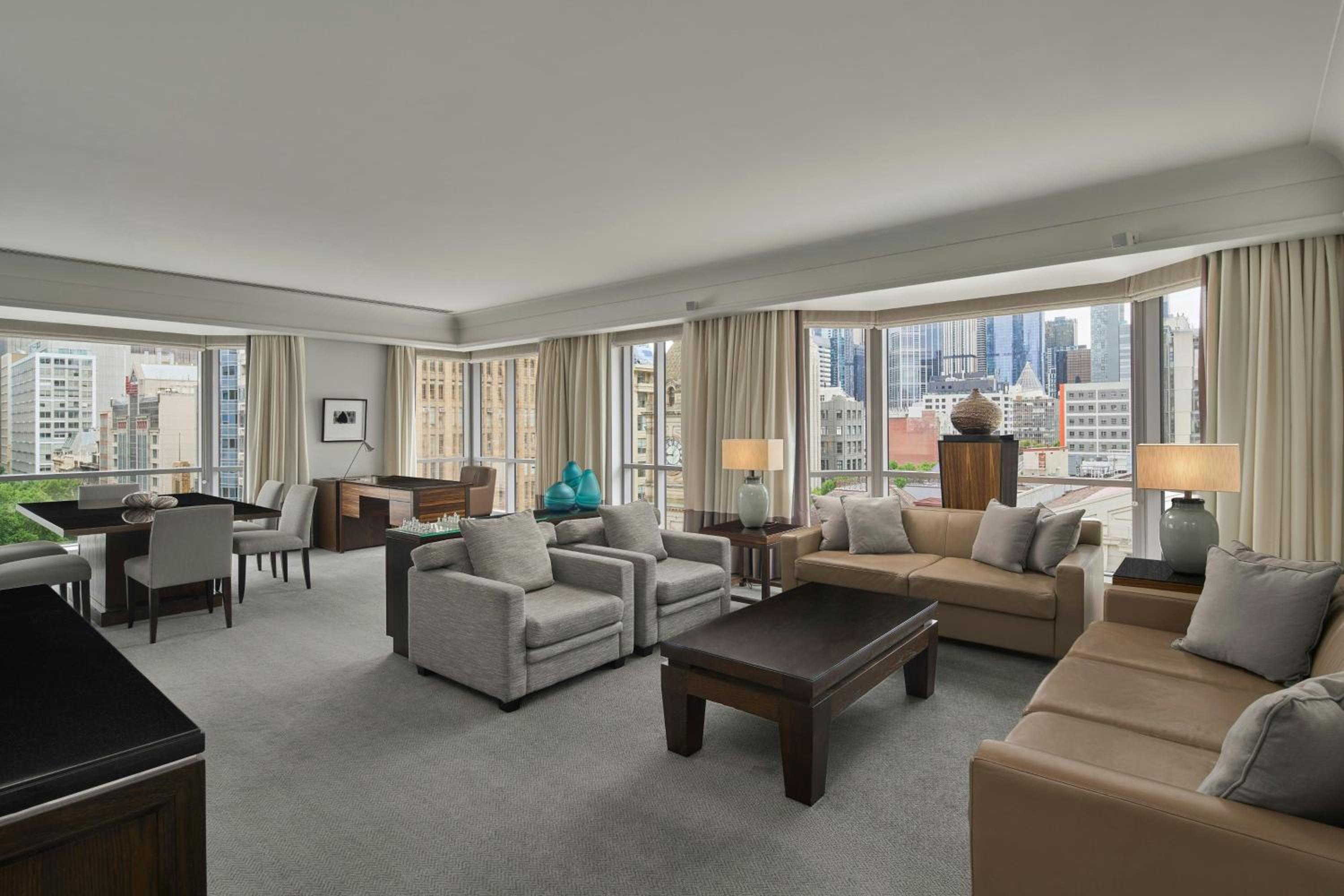 King Suite with City View - Regent
