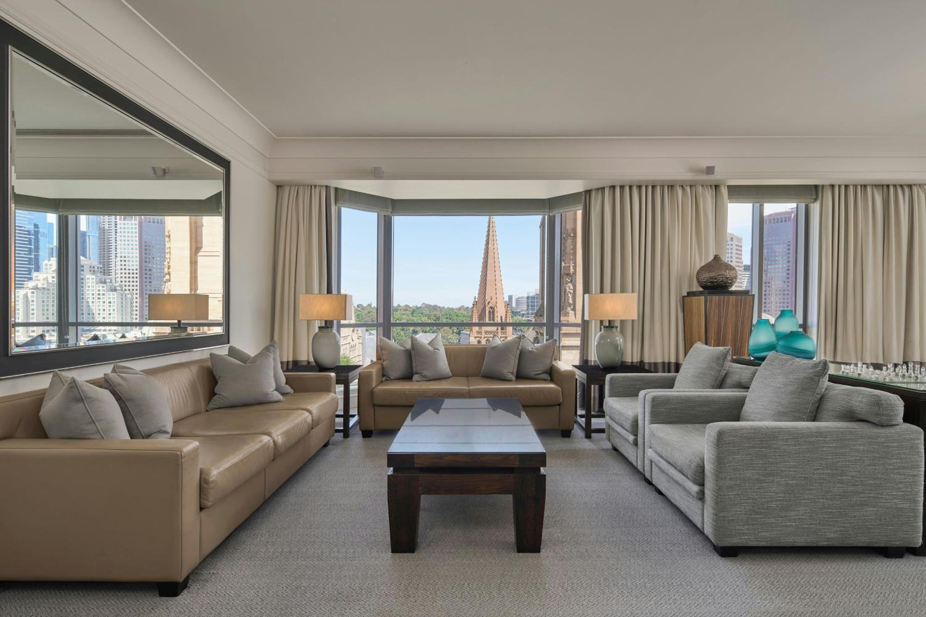 King Suite with City View - Regent thumbnail 5
