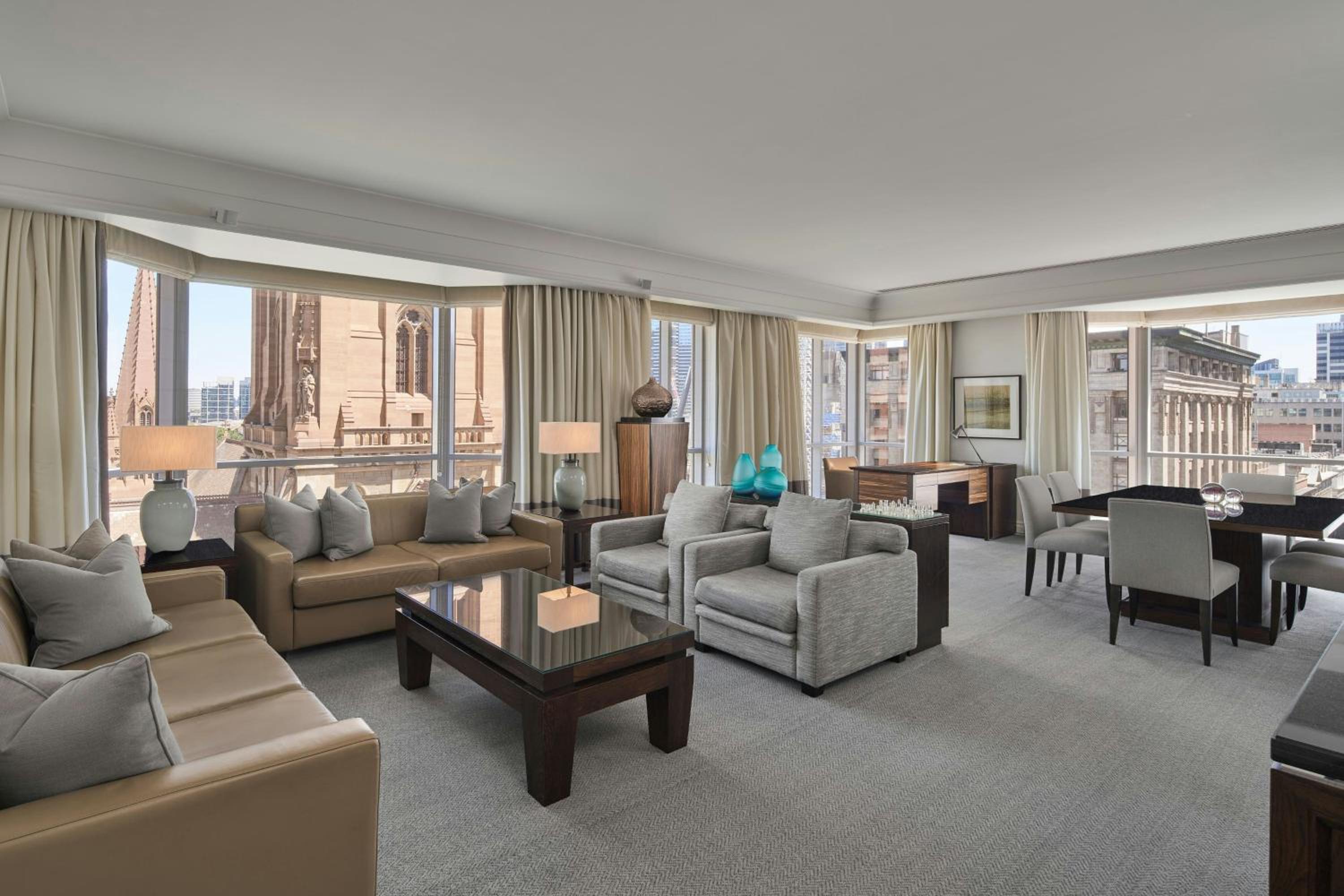 King Suite with City View - Regent