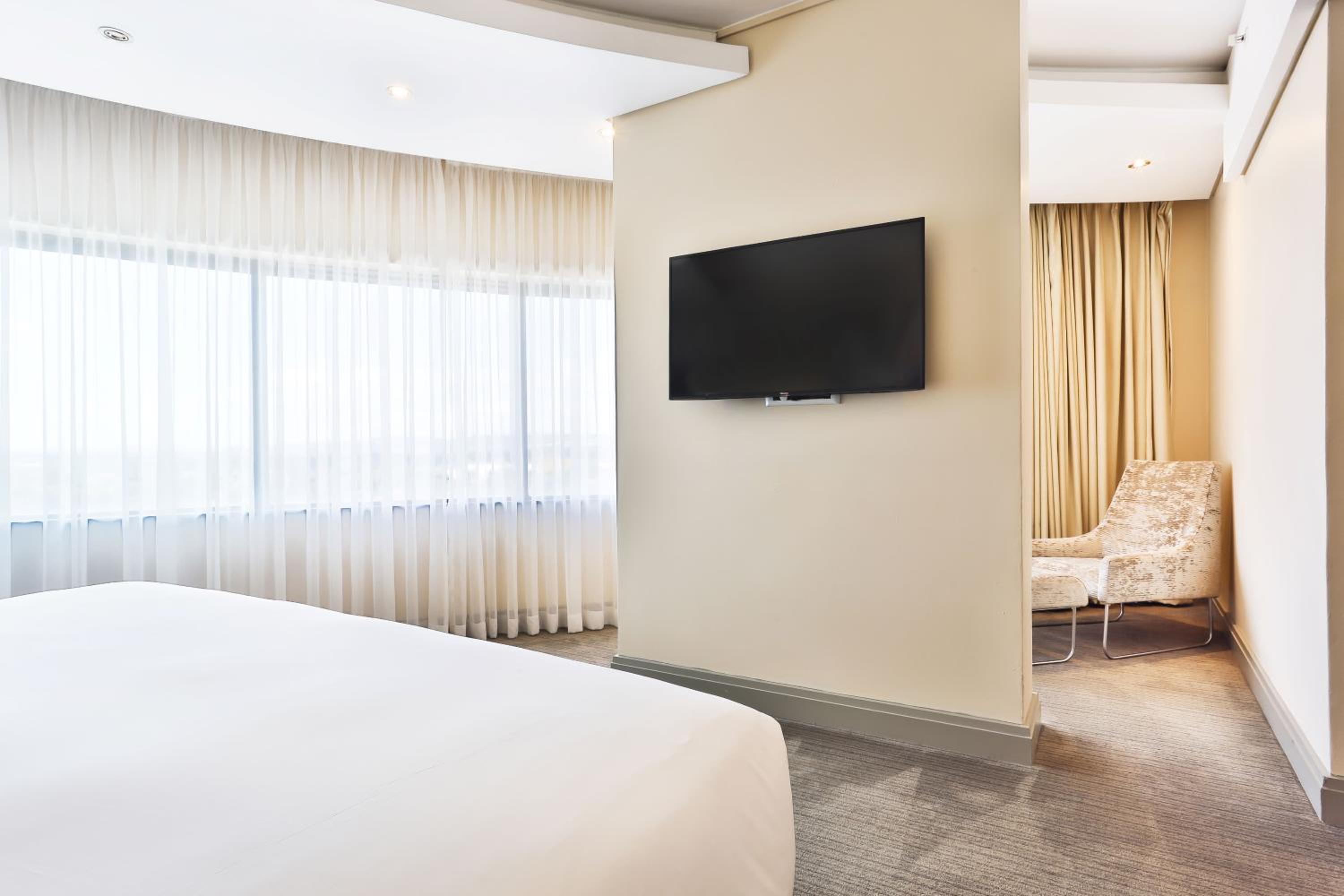 Premium King Room thumbnail 6