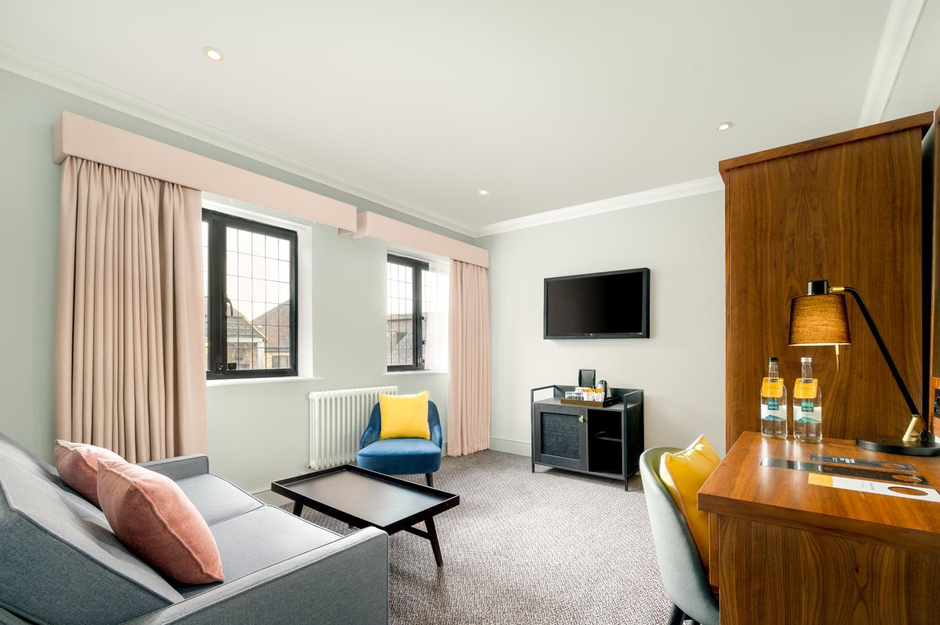 One-Bedroom Queen Suite -Non-Smoking - Photo 1