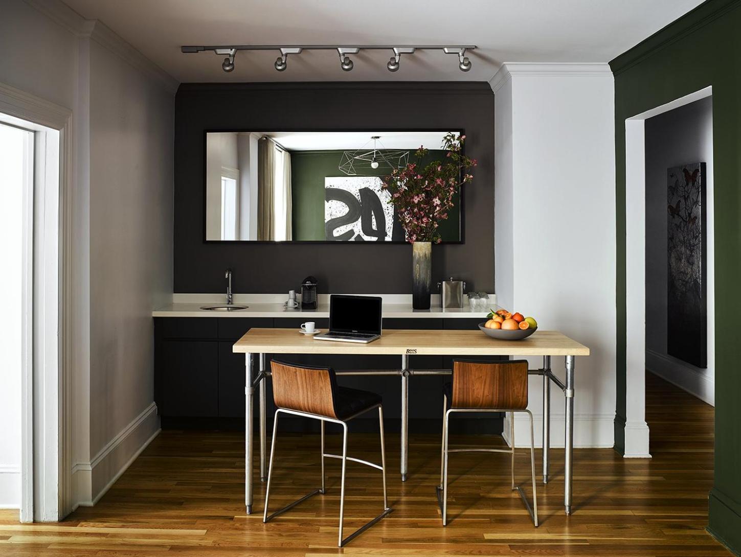 Deluxe King Suite - Photo 2