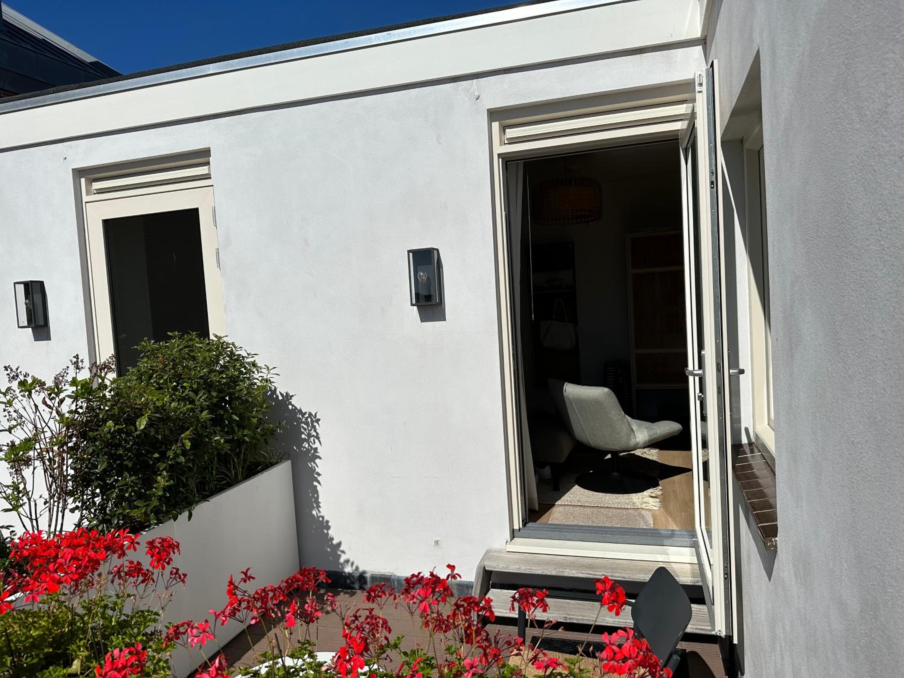 Suite with Balcony - Photo 17