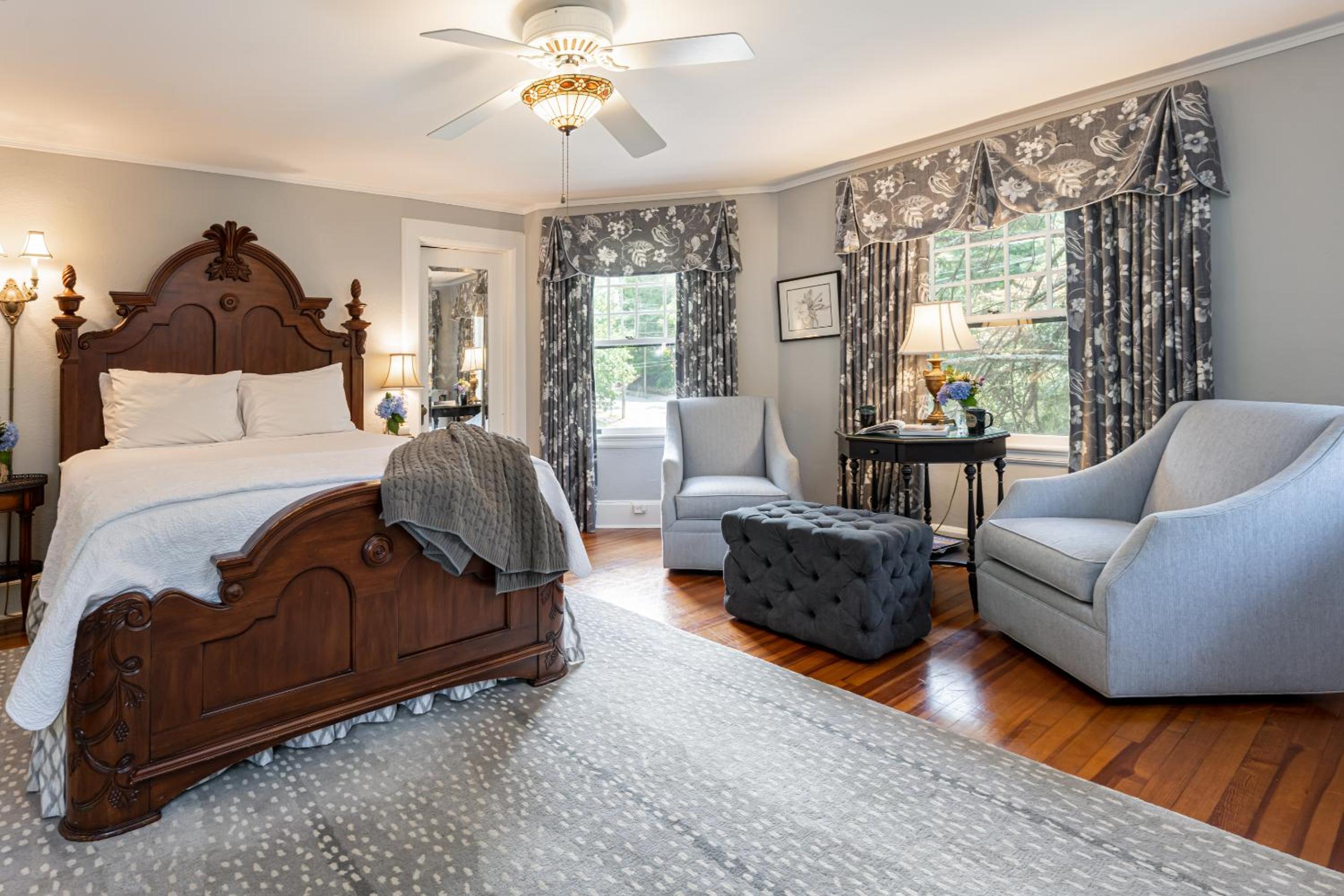 Deluxe Queen Room