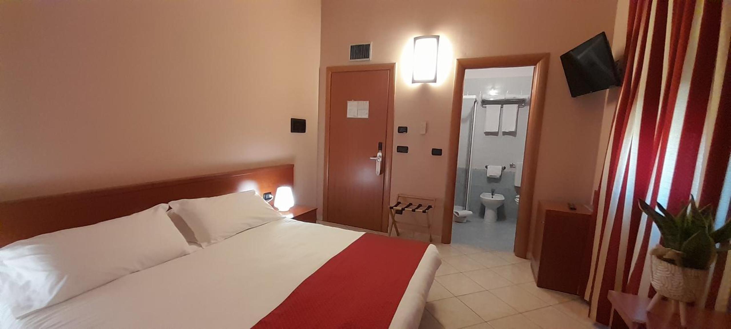 Double Room - Photo 7