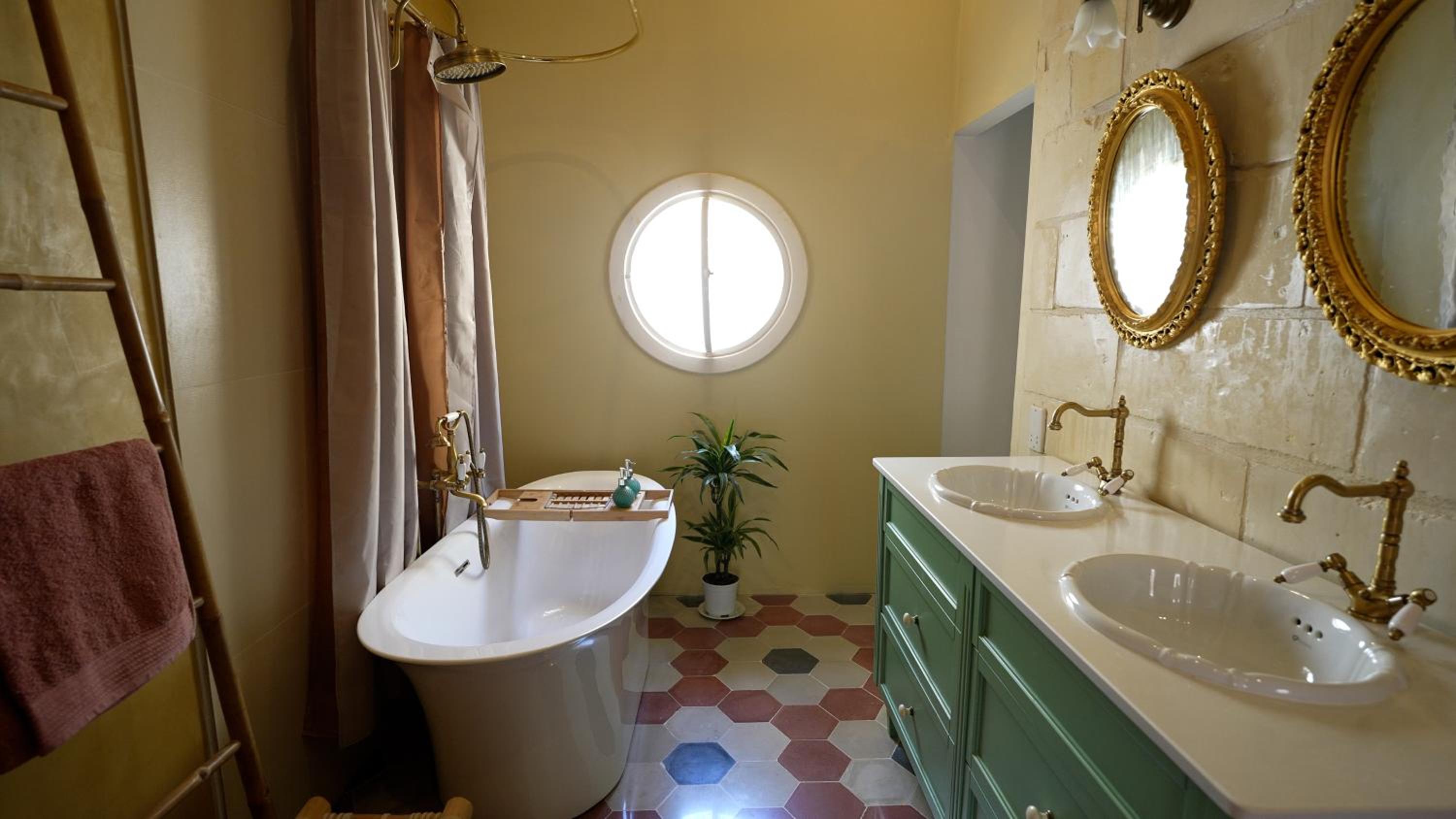 Deluxe Double Room with Bath photo 3