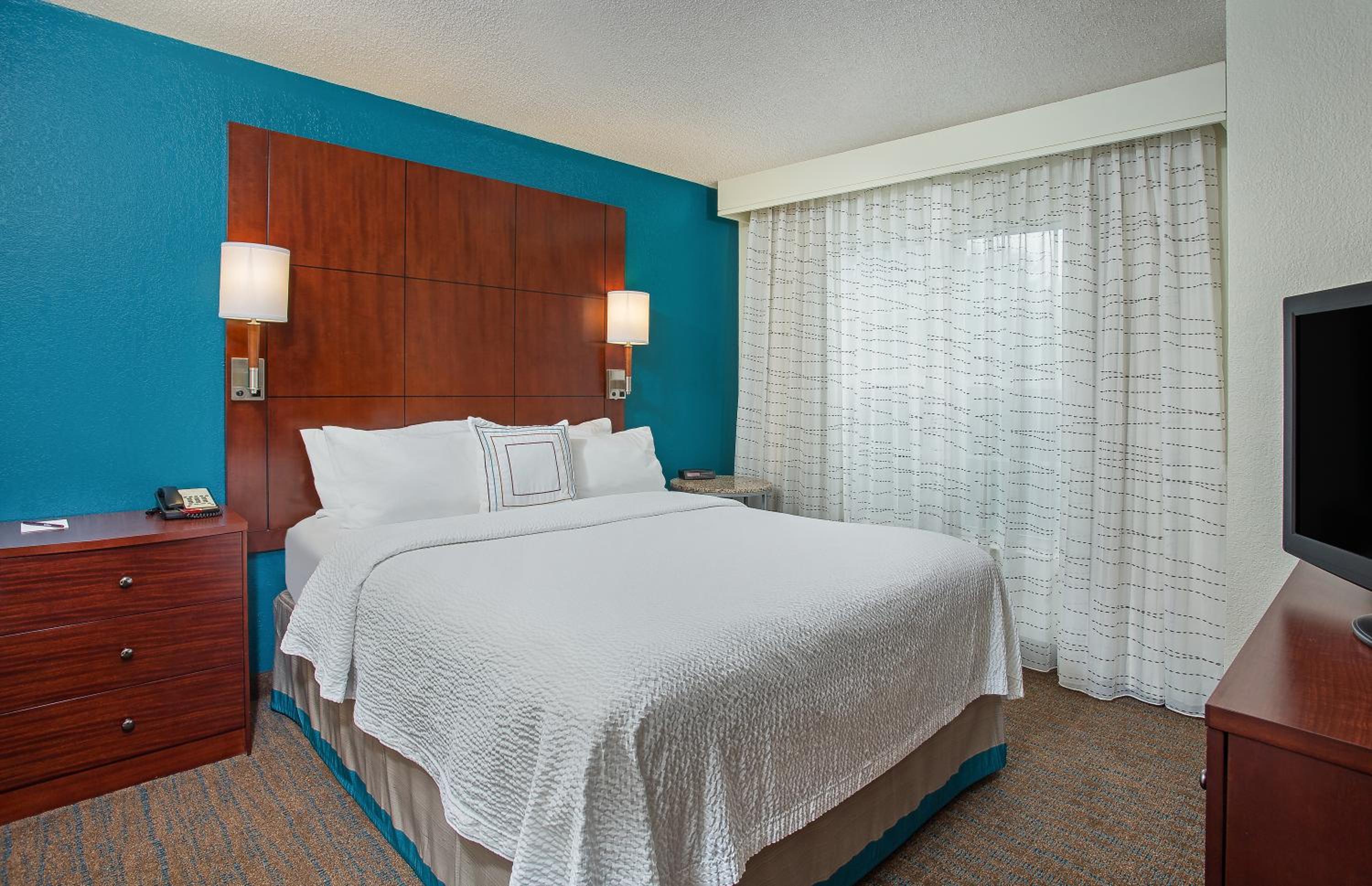 One-Bedroom Queen Suite with Sofa Bed - Photo 3