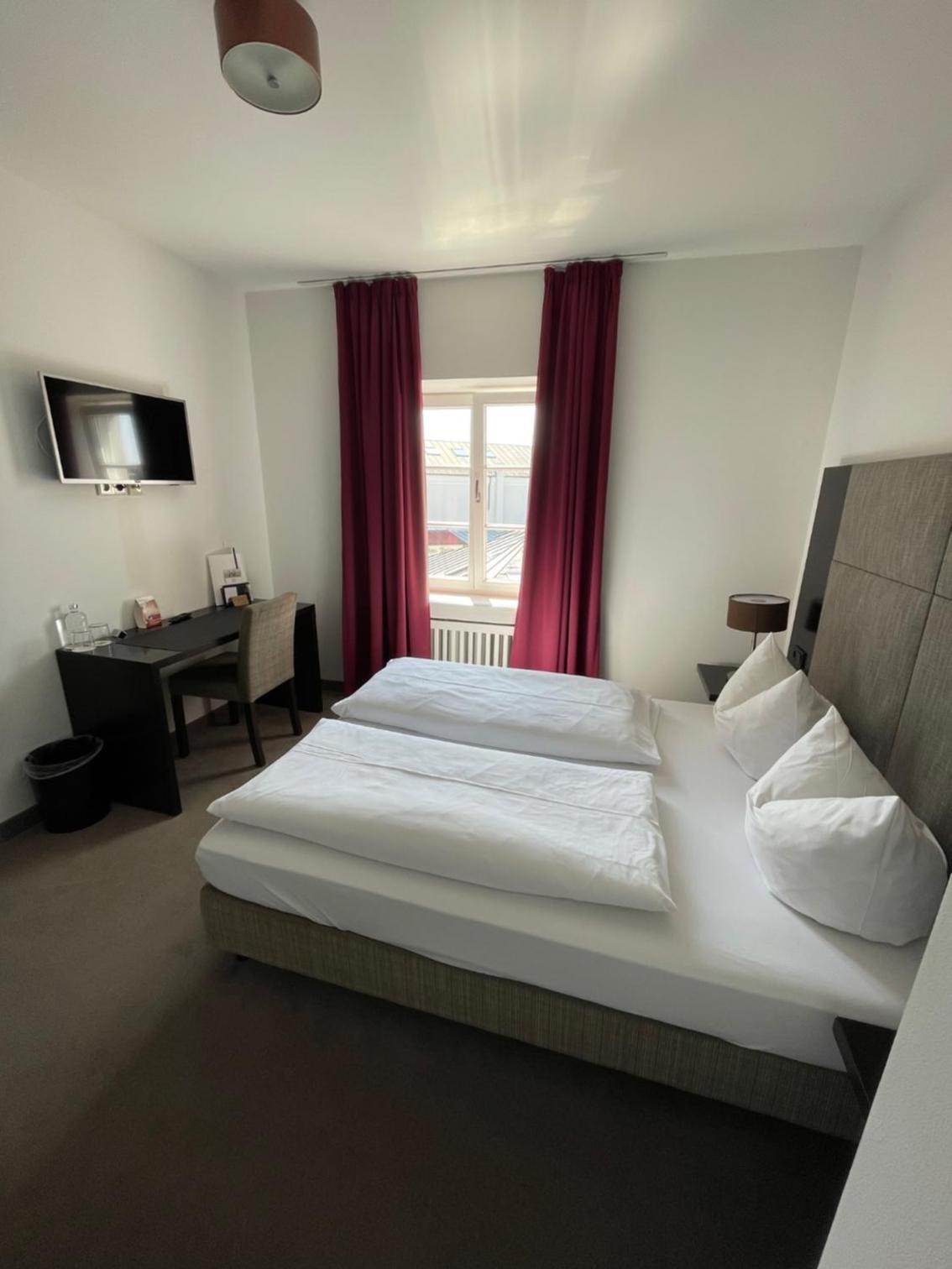 Queen Room photo 2