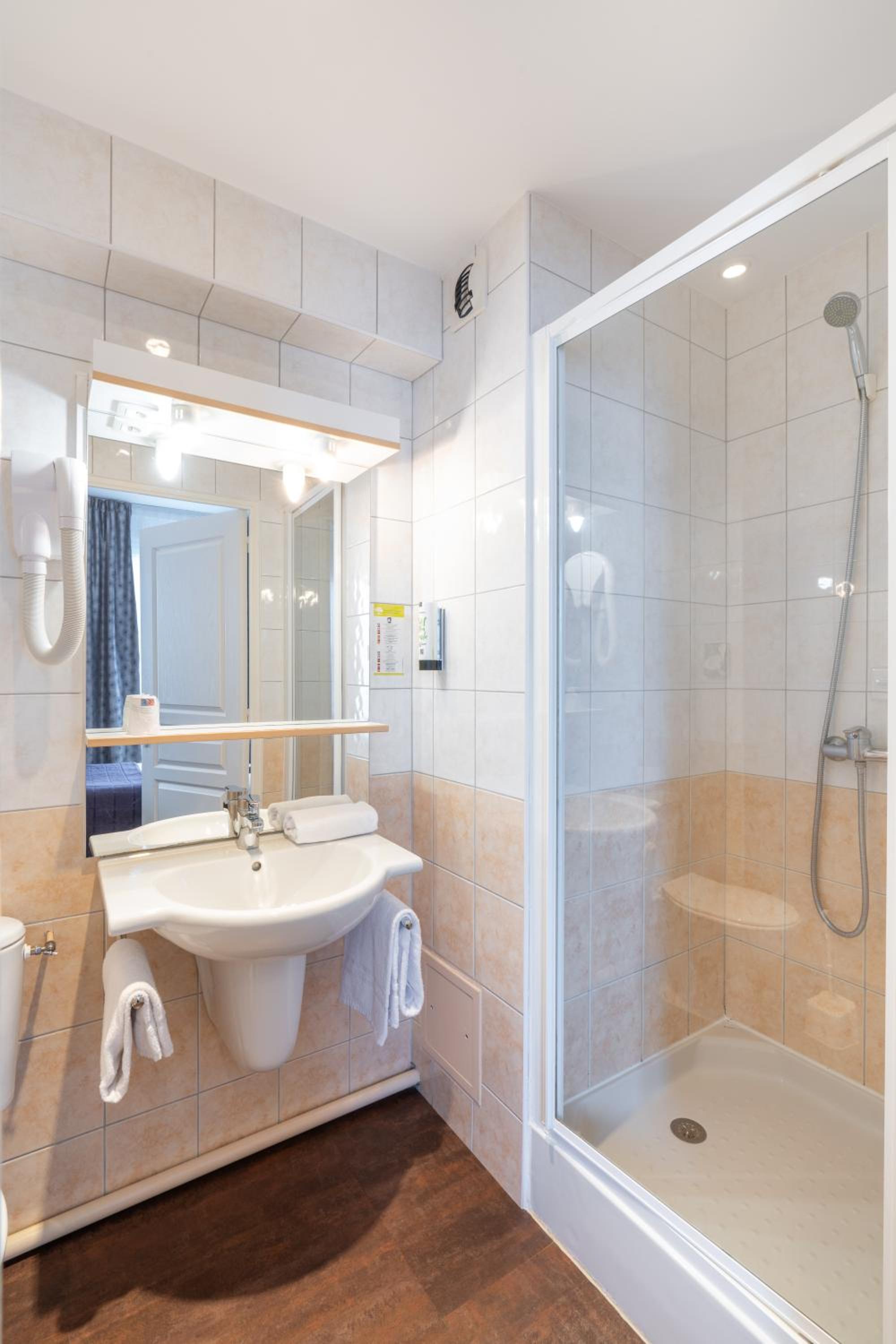 Standard Double Room - Photo 2