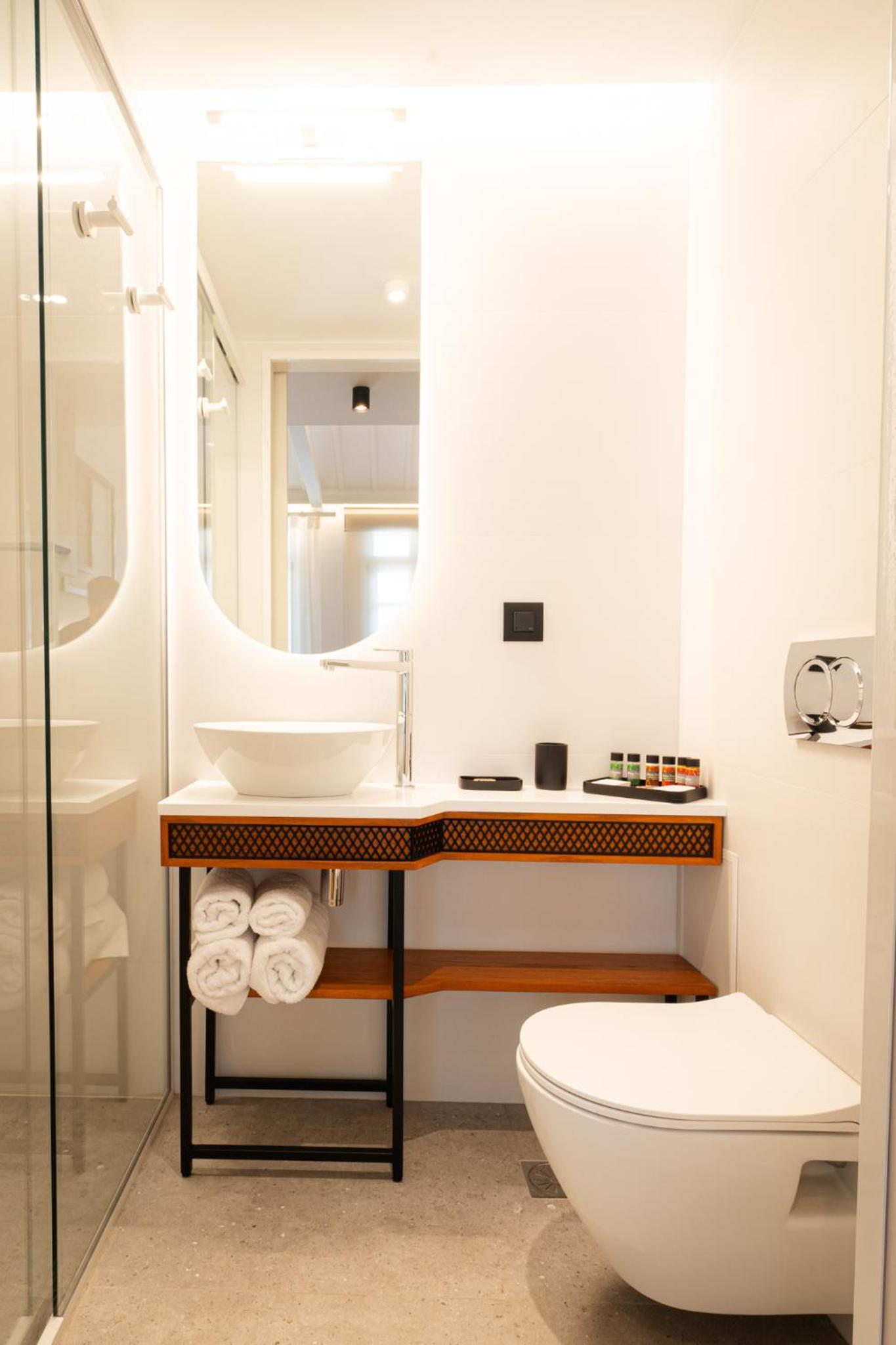 Deluxe Double Room with Balcony and City View photo 2