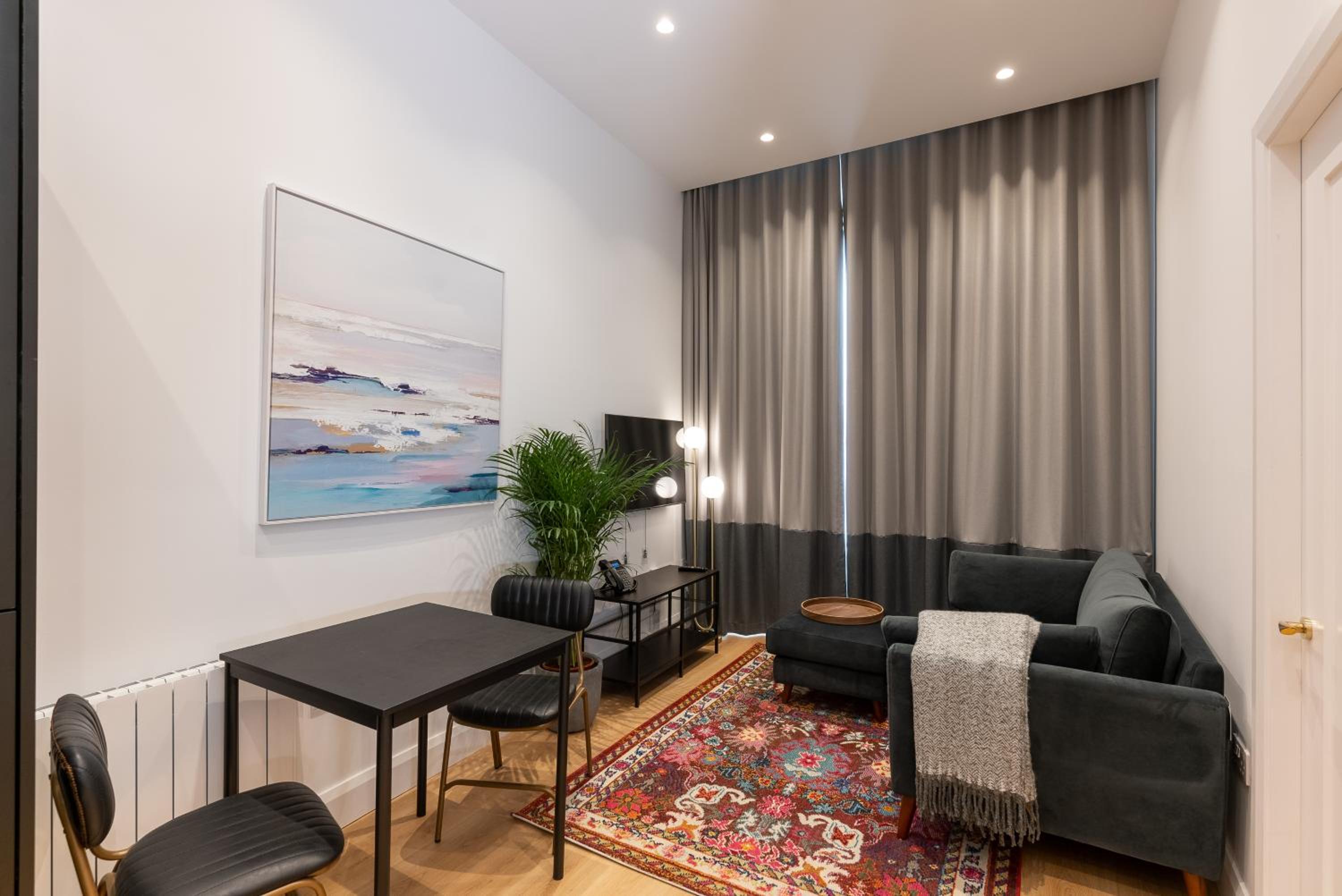 Deluxe One Bedroom Apartment Off Site Stairs Only