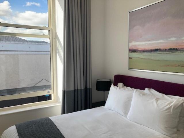 Deluxe One Bedroom Apartment Off Site Stairs Only