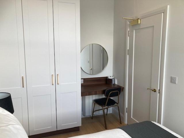 Deluxe One Bedroom Apartment Off Site Stairs Only