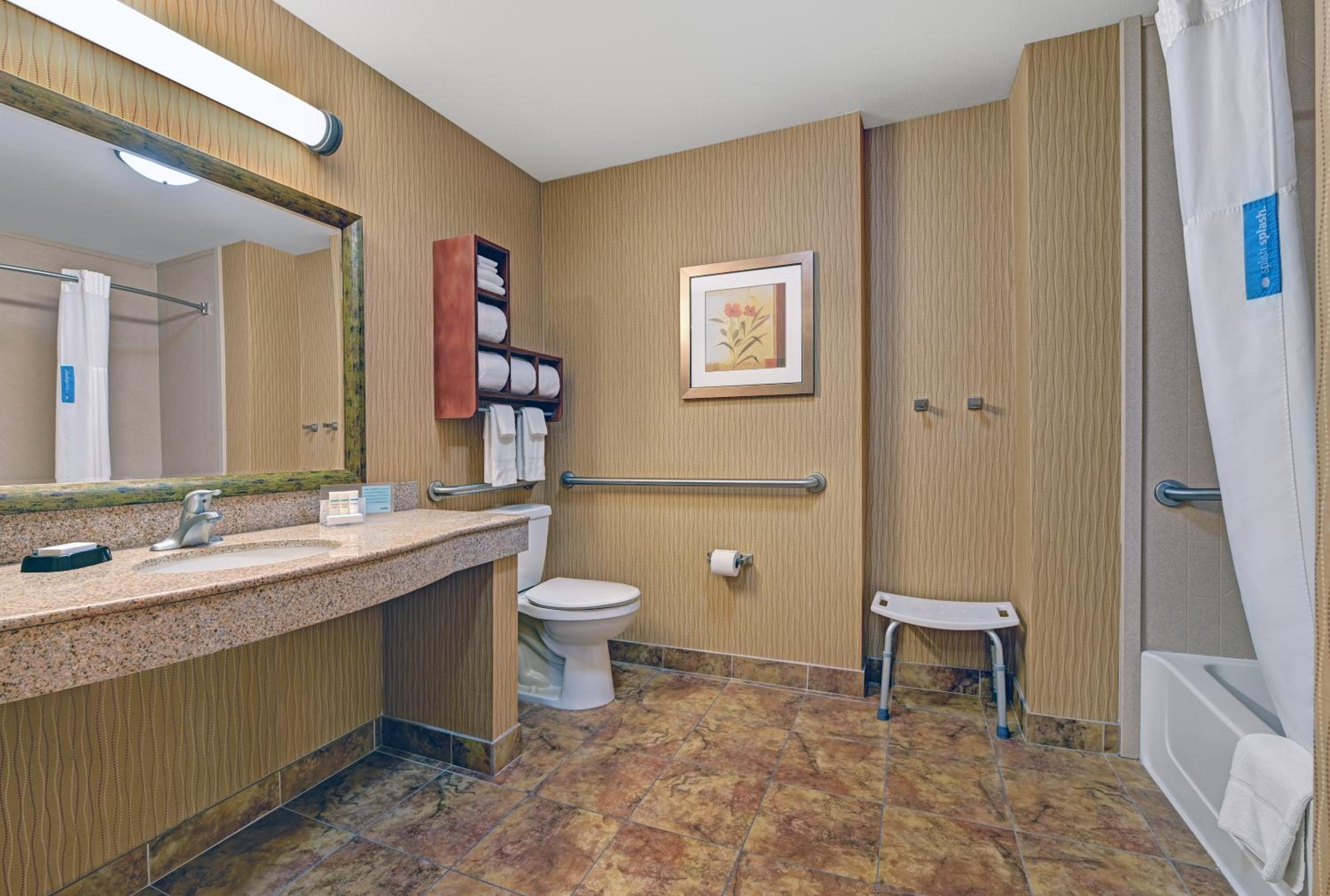 Queen Room with Two Queen Beds - Mobility Access/Non-Smoking - Photo 4