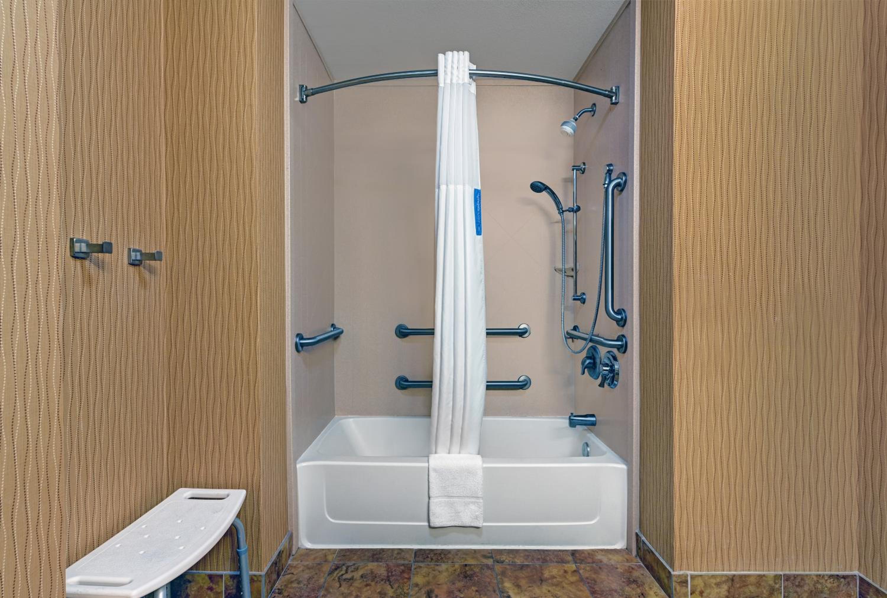 Queen Room with Two Queen Beds - Mobility Access/Non-Smoking - Photo 2
