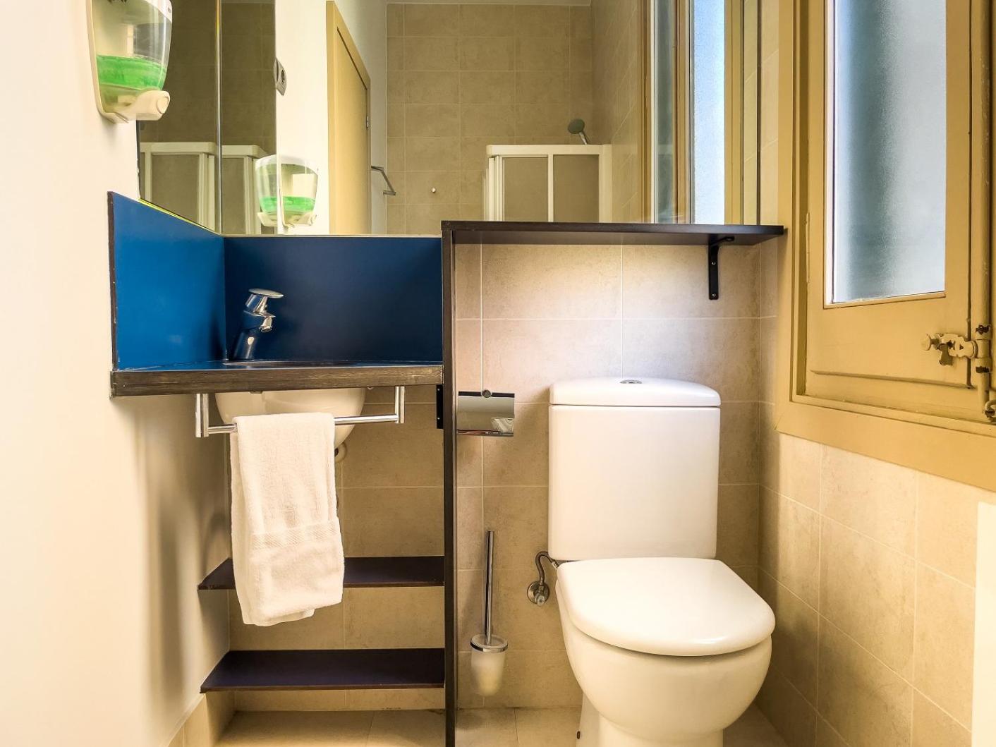 Twin Room with Private Bathroom photo 2