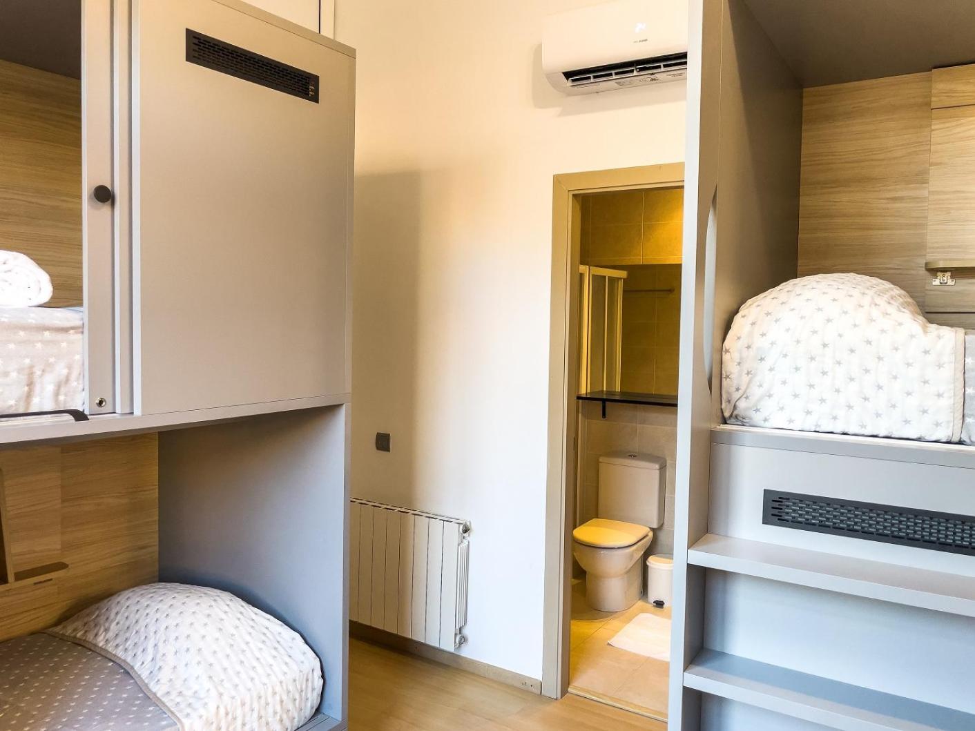 Bed in 4-Bed Female Dormitory Room photo 3