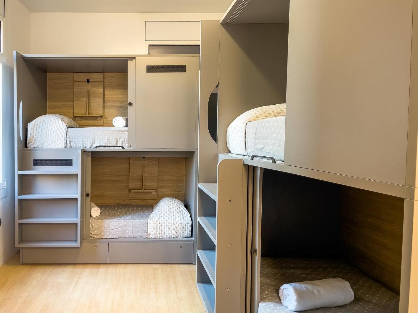 Cama en habitación compartida de 4 camas para mujeres.