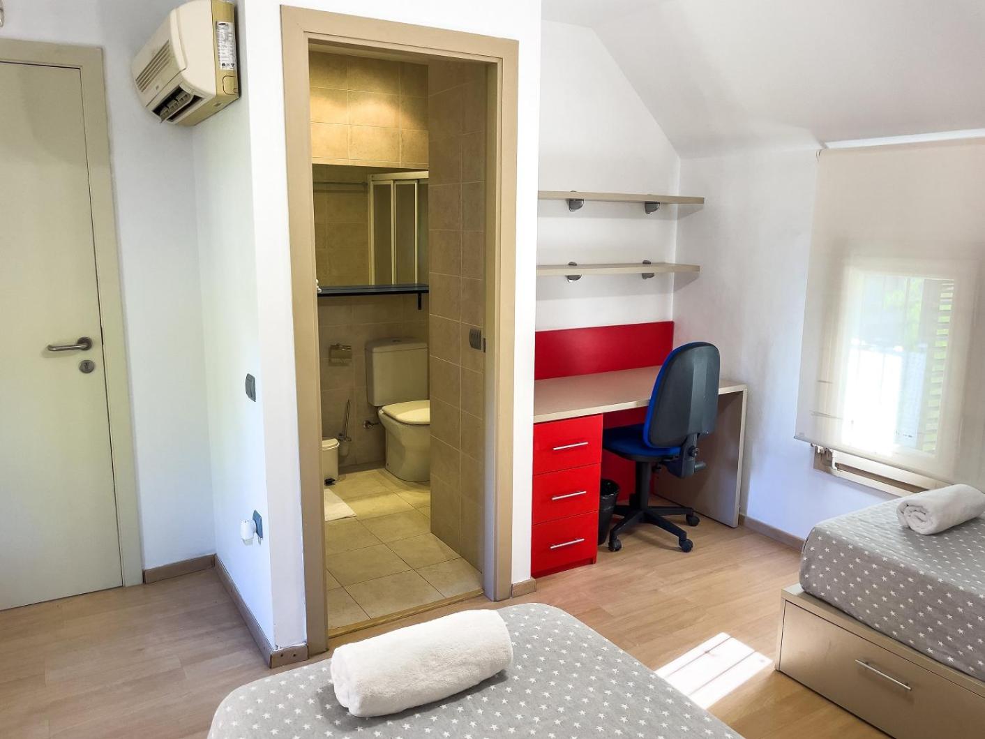 Twin Room with Private Bathroom photo 3