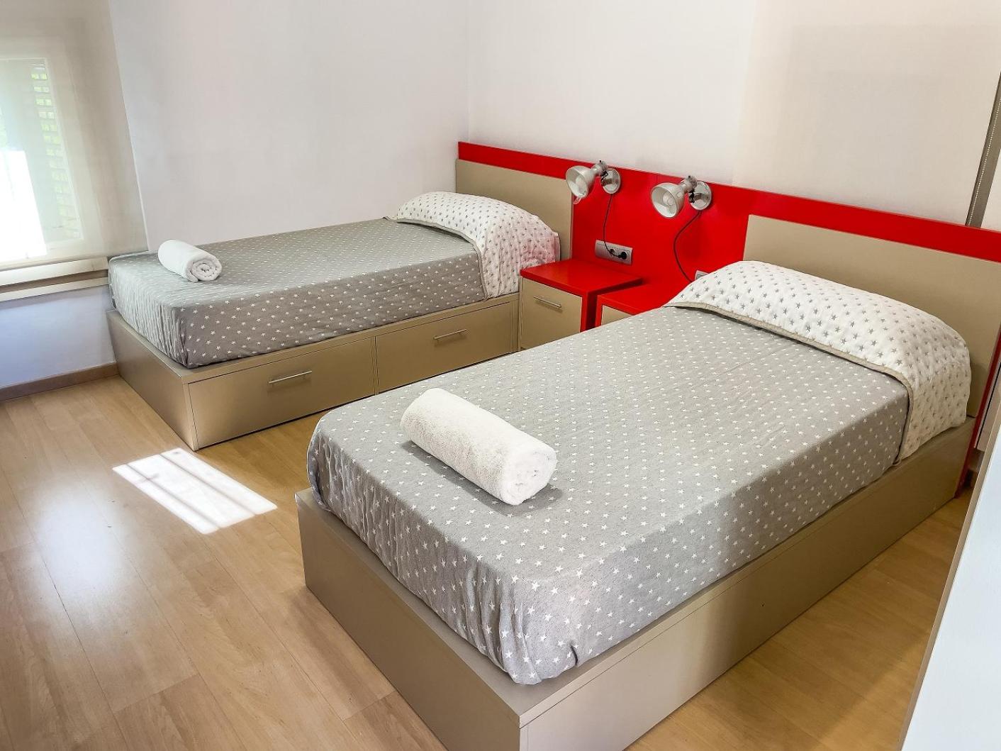 Cama individual en habitación compartida femenina