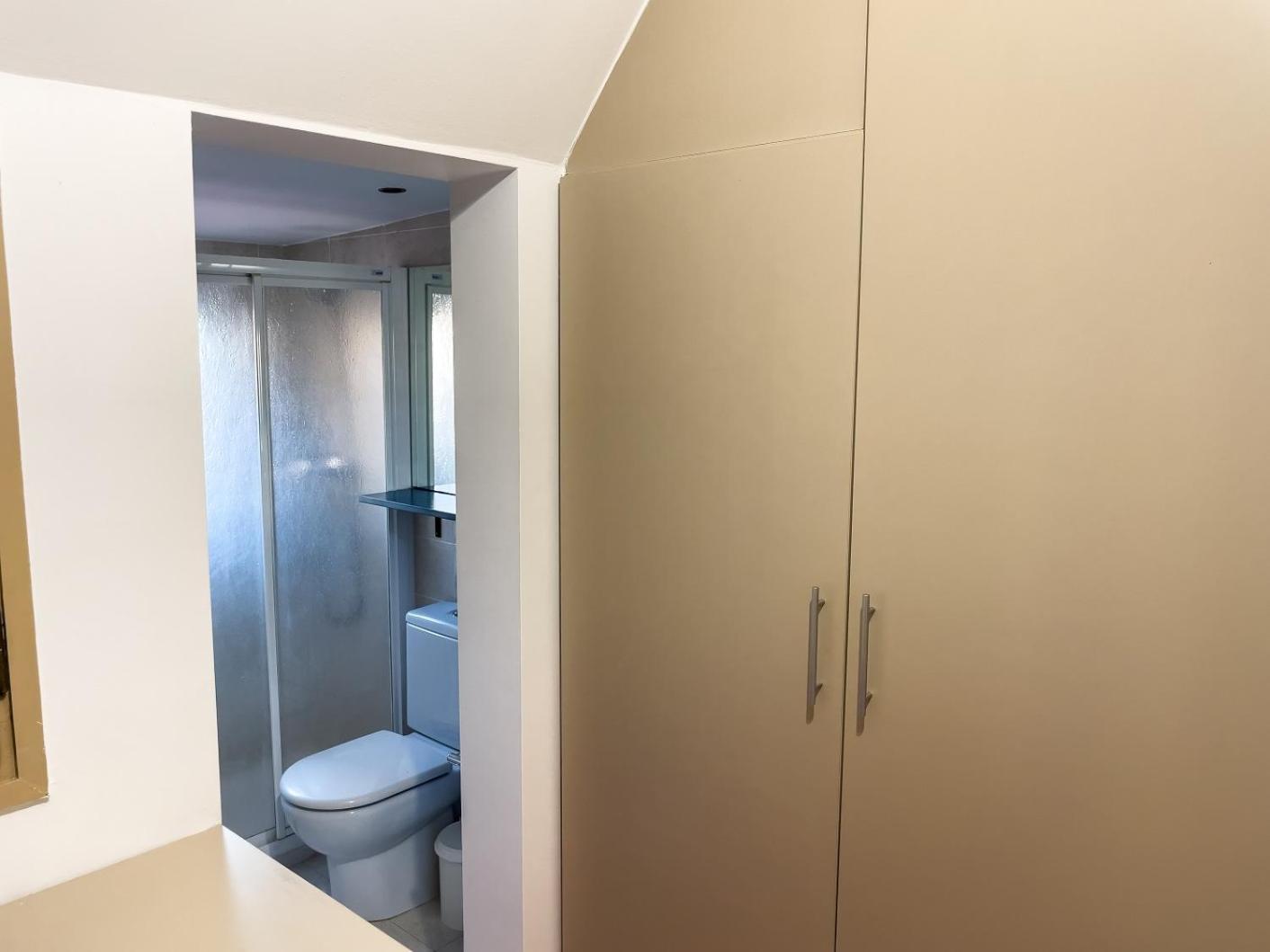 Single Room with Private Bathroom photo 3