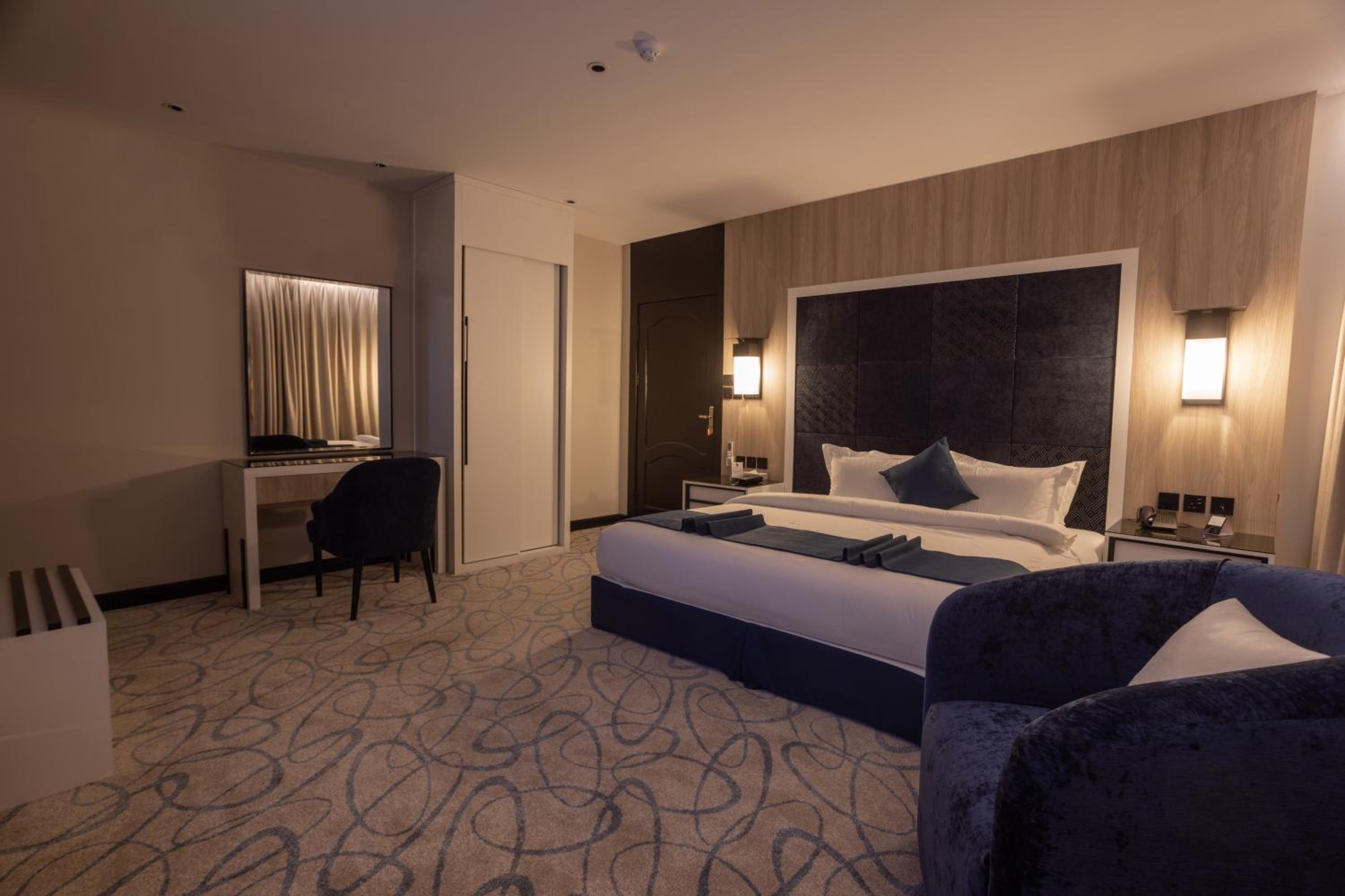 One-Bedroom Suite - Photo 4