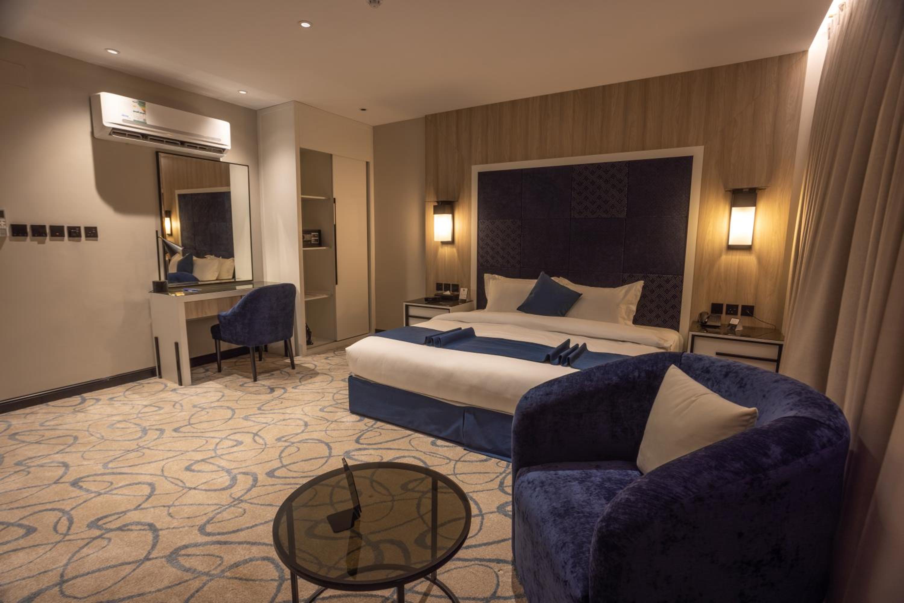 Executive Suite - Photo 4